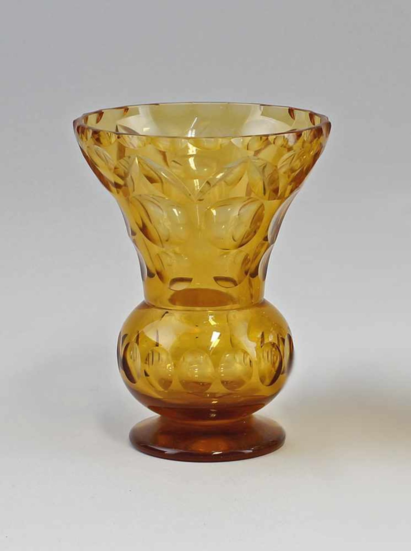 Vase Art déco.. um 1920/30, handbeschliffen mit geometrischem Dekor in verschiedenen Schliffarten,