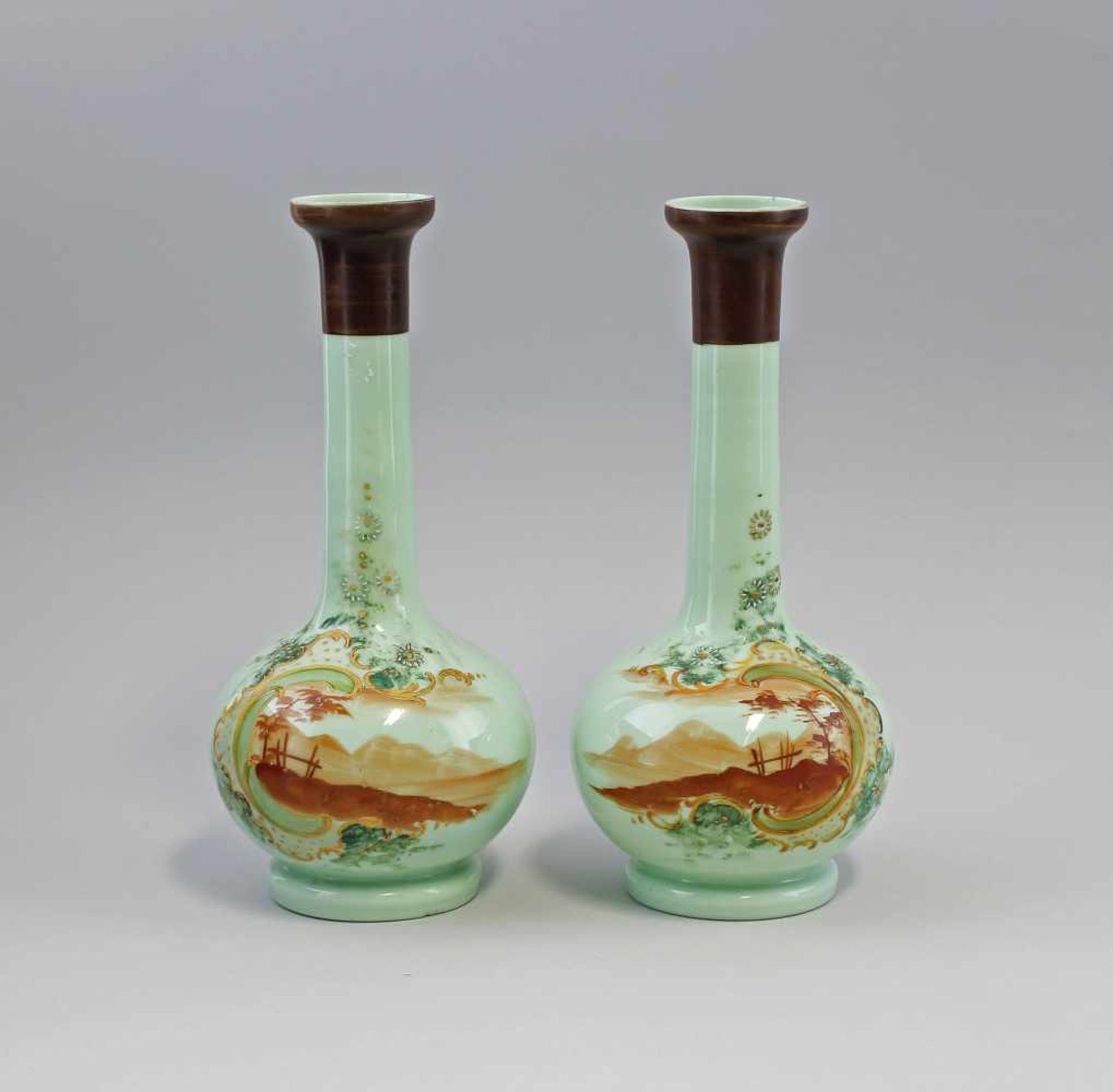 Vasen-Paar Landschaftsmalerei Ende 19. Jh. mintgrünes Milchglas, kugeliger Korpus mit Enghals,