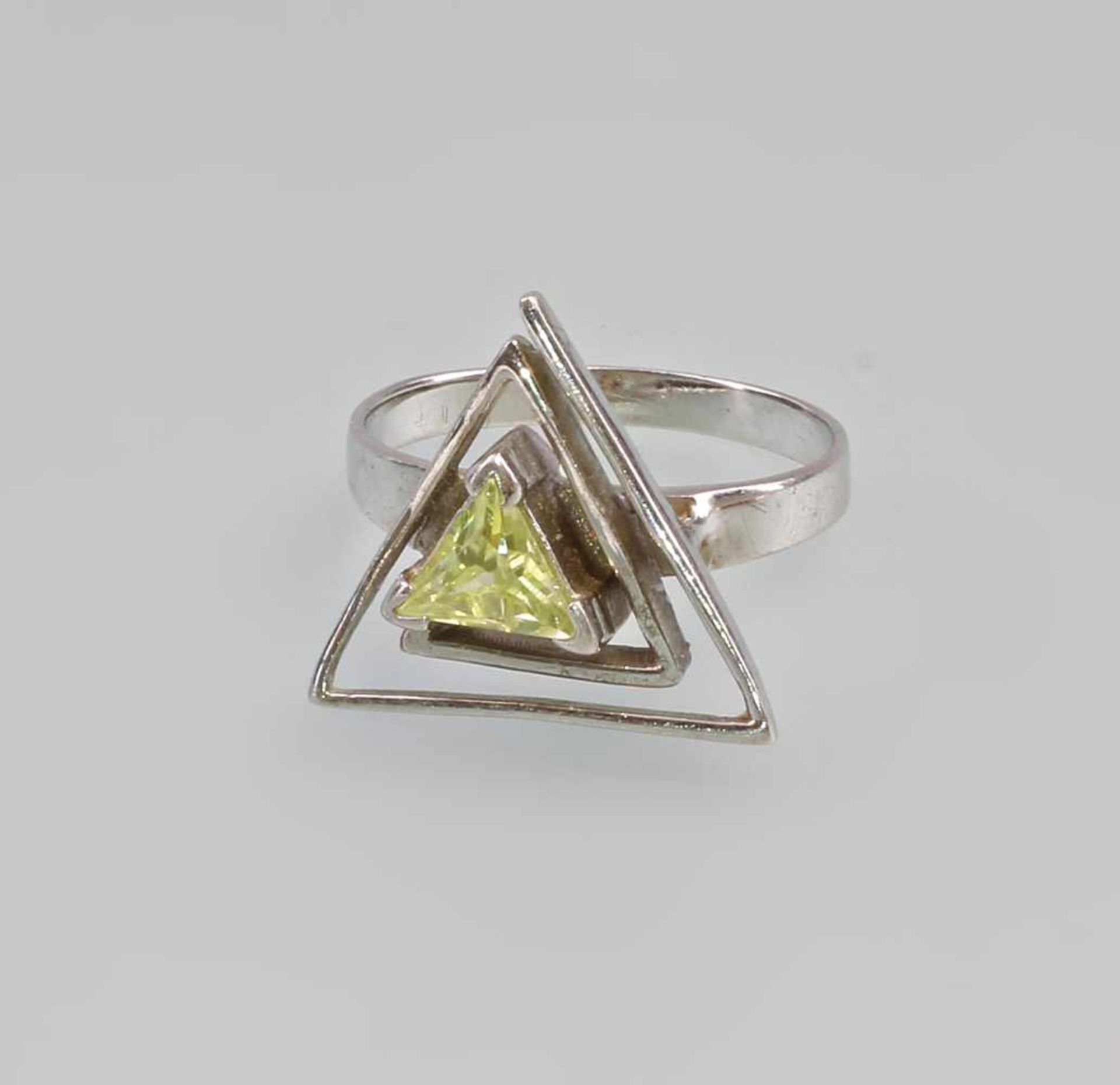 Lemonquarz - Ring. 925er Silber, 3,4 g, im dreieckigem Ringkopf aus spiralförmigem Steg