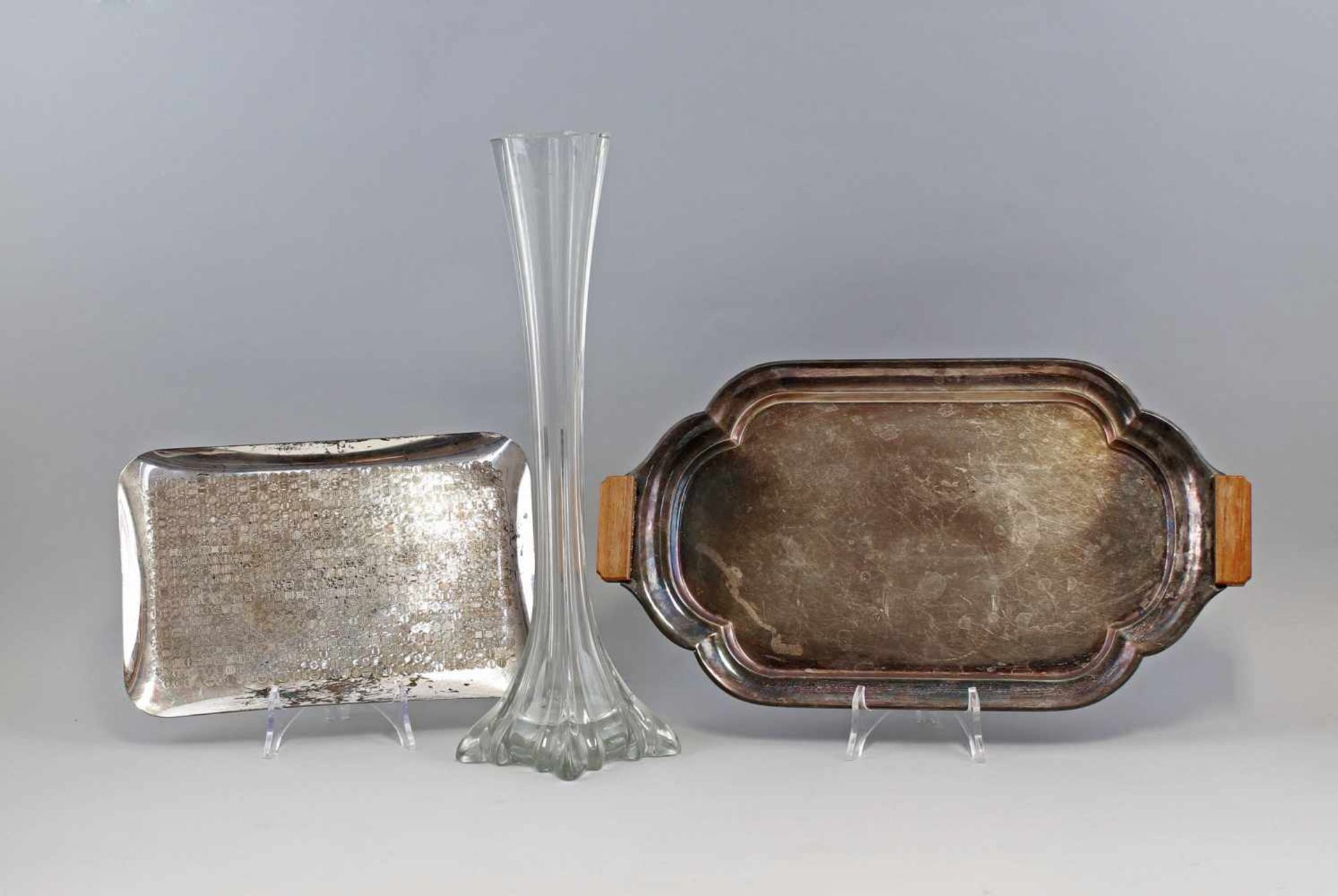 2 Tabletts und Vase a) versilbertes, rechteckiges Tablett, gemarkt WMF S-Collection (Design von