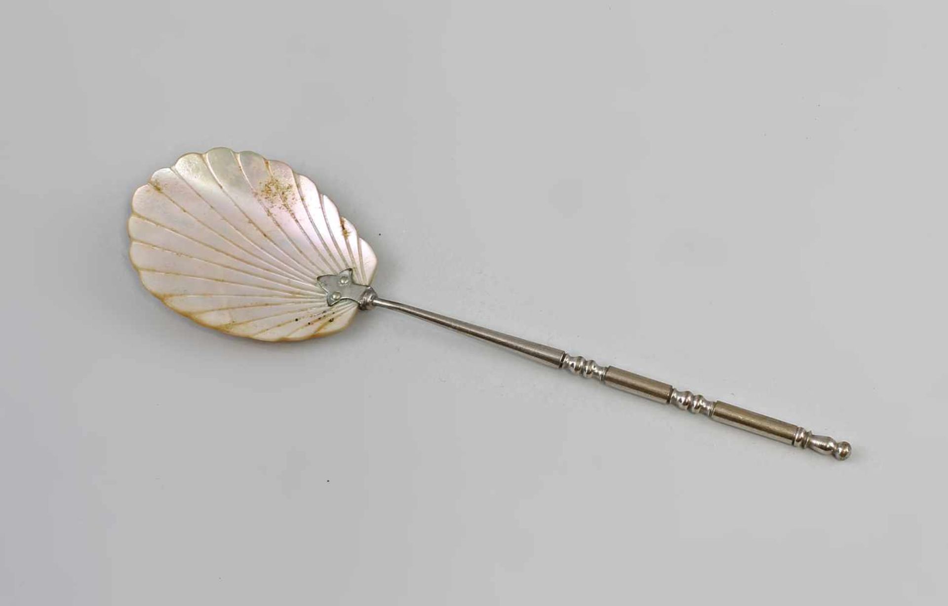 Vorlegelöffel Perlmutt.. silberfarbenes Metall, dünnstieliger Löffel mit Perlmuttlaffe L 17,5 cm,