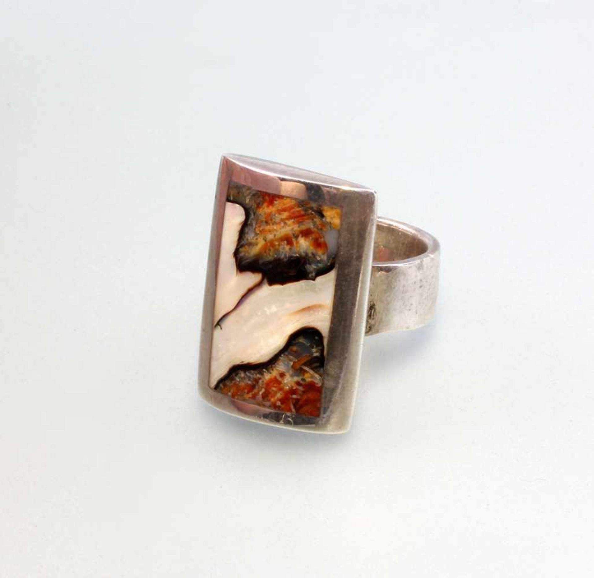 Ring perlmutt-braun . 925er Silber, 14,34 g, rechteckiger Ringkopf mit eingelassener, braun-