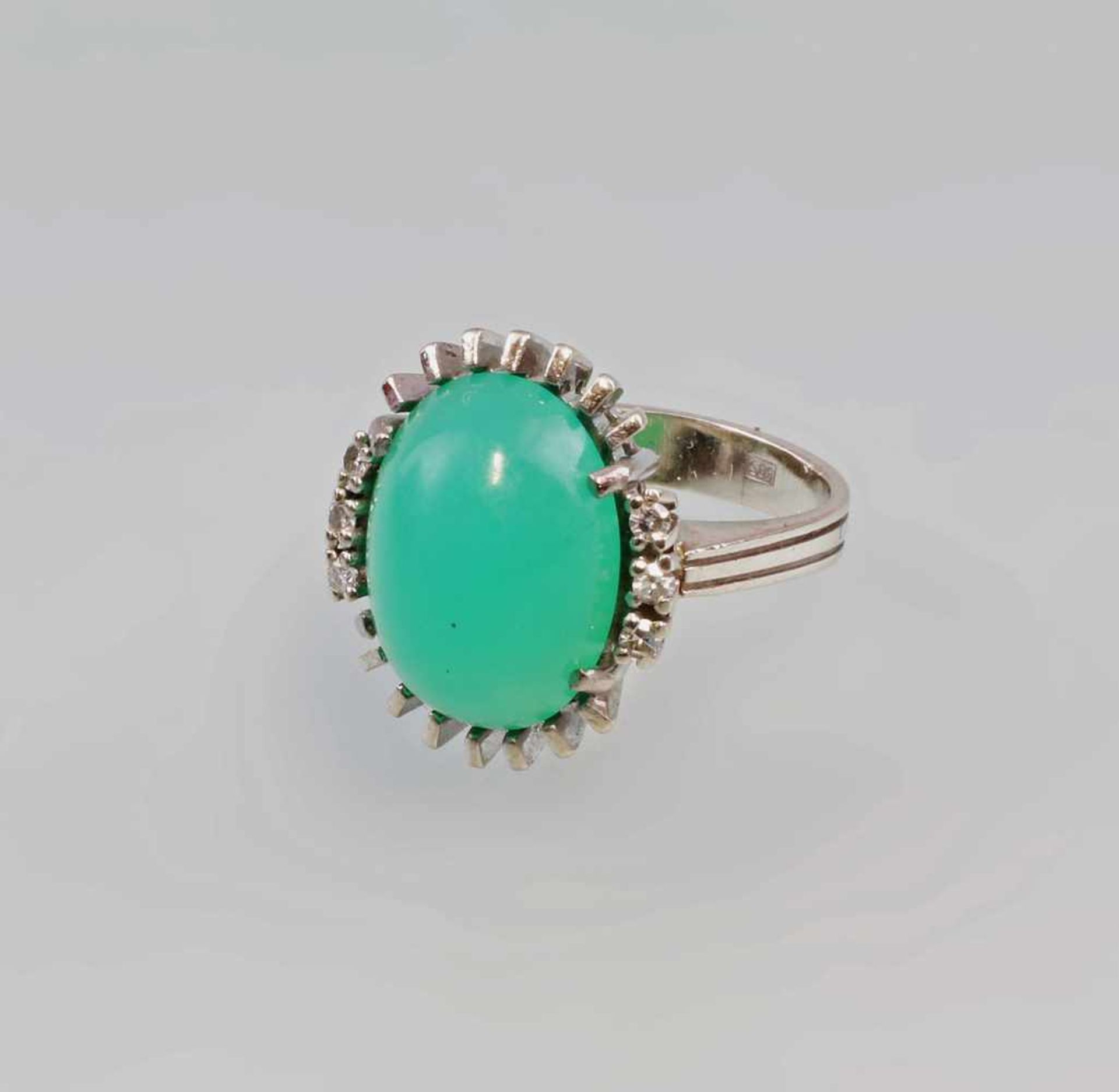 Chrysophras-Brillant-Ring 585er WG, 5,68 g, Chrysopras-Cabochon krappengefasst flankiert von 6