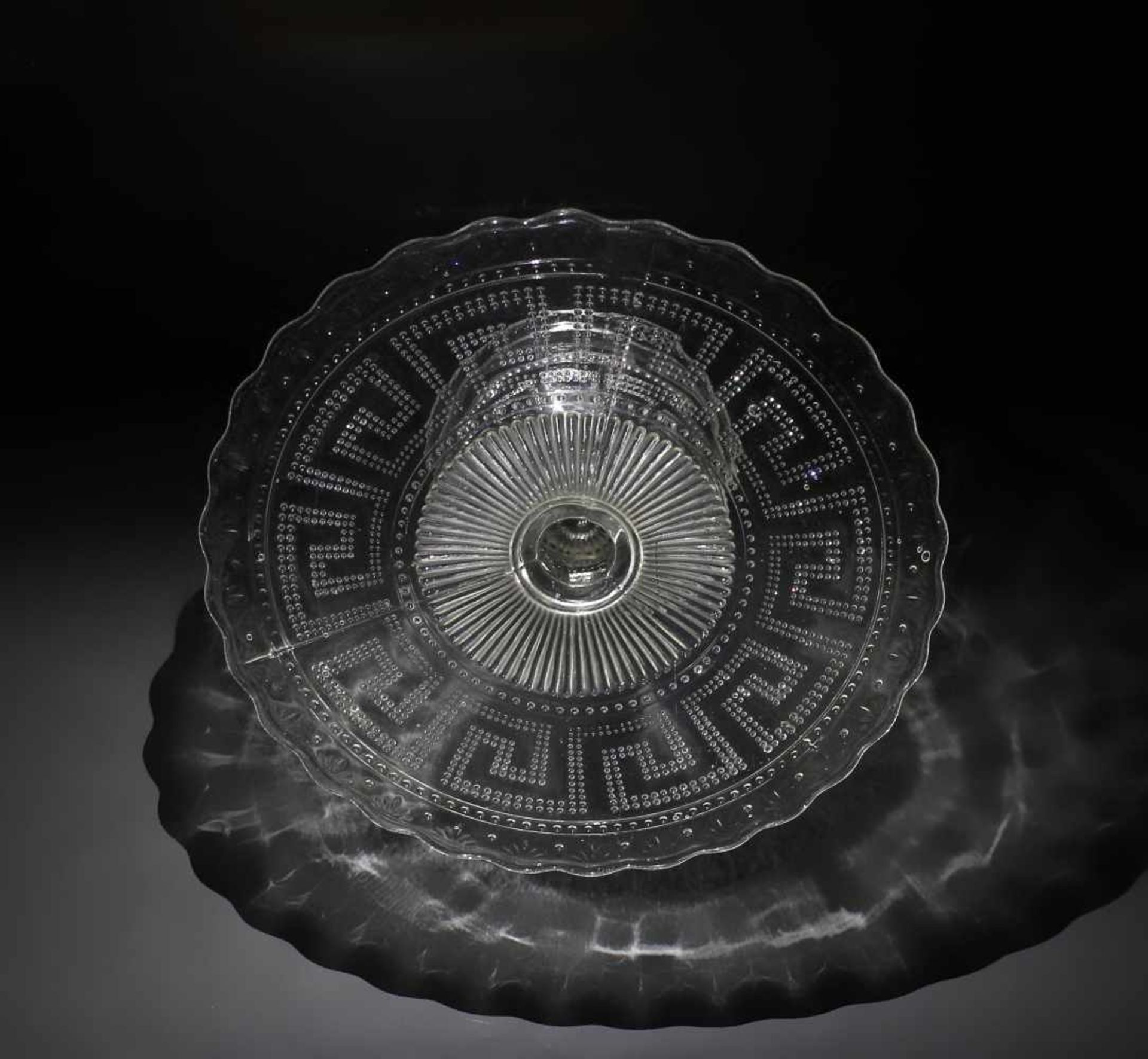 Tortenplatte auf hohem Fuß. um 1920, Kristallglas formgepresst, geometrisches Dekor aus Mäandern, - Bild 2 aus 2