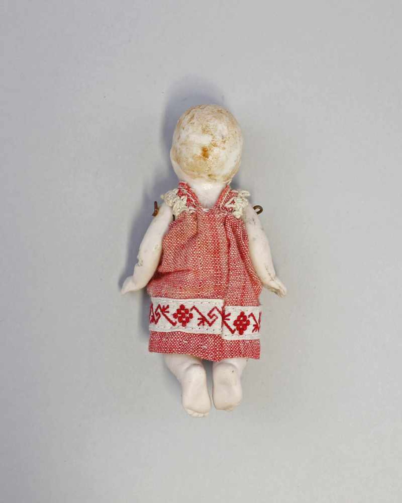 Ganz-Bisk.-Porz.-Puppenstubenpuppe Baby . um 1900, anmod. blondes Haar, Arme und Beine mit Draht - Bild 2 aus 2