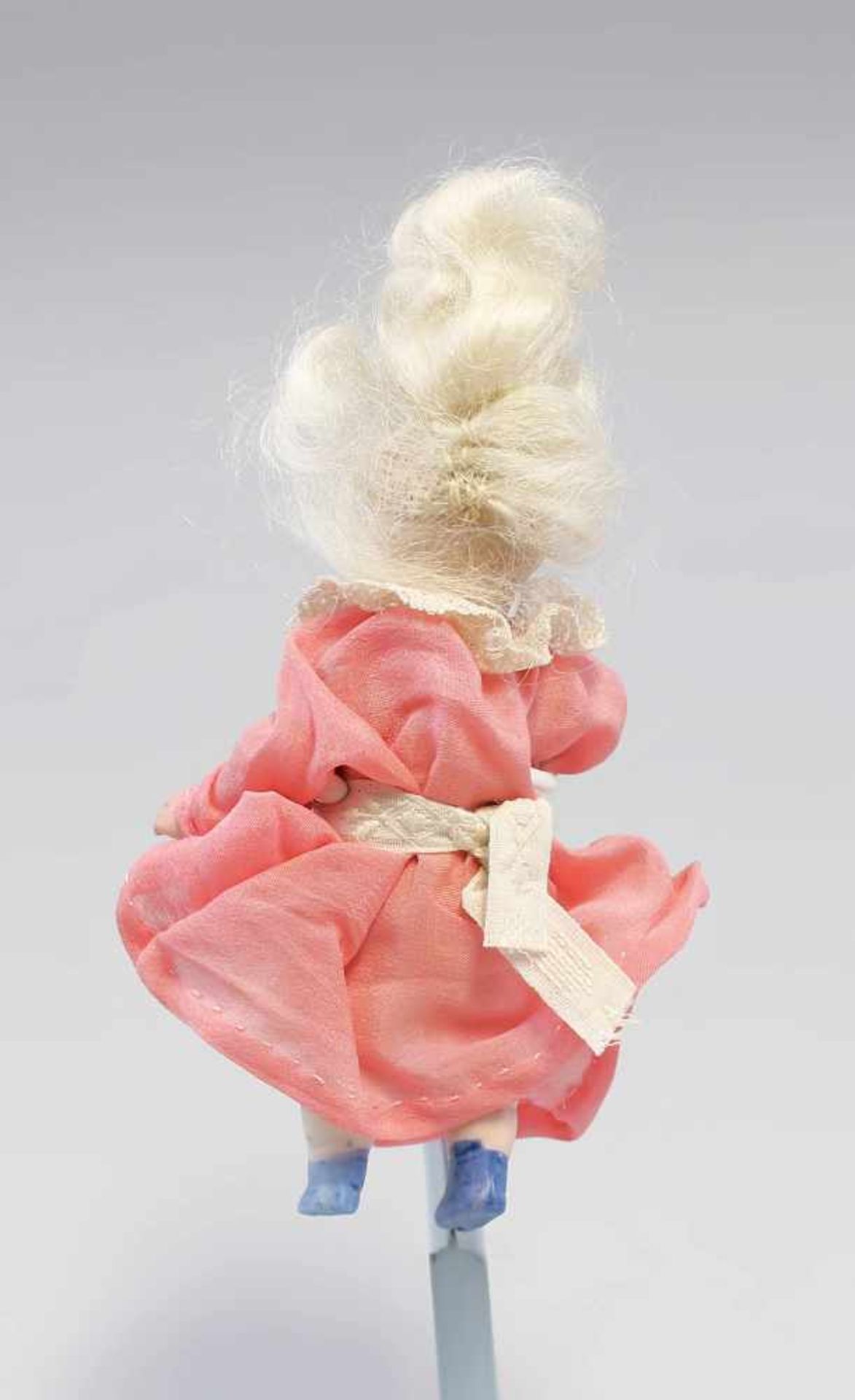 Ganzbisquit-Porzellan-Puppenstuben-Puppe um 1900, blonde Perücke, rosa getönte Wangen, Arme und - Bild 2 aus 2