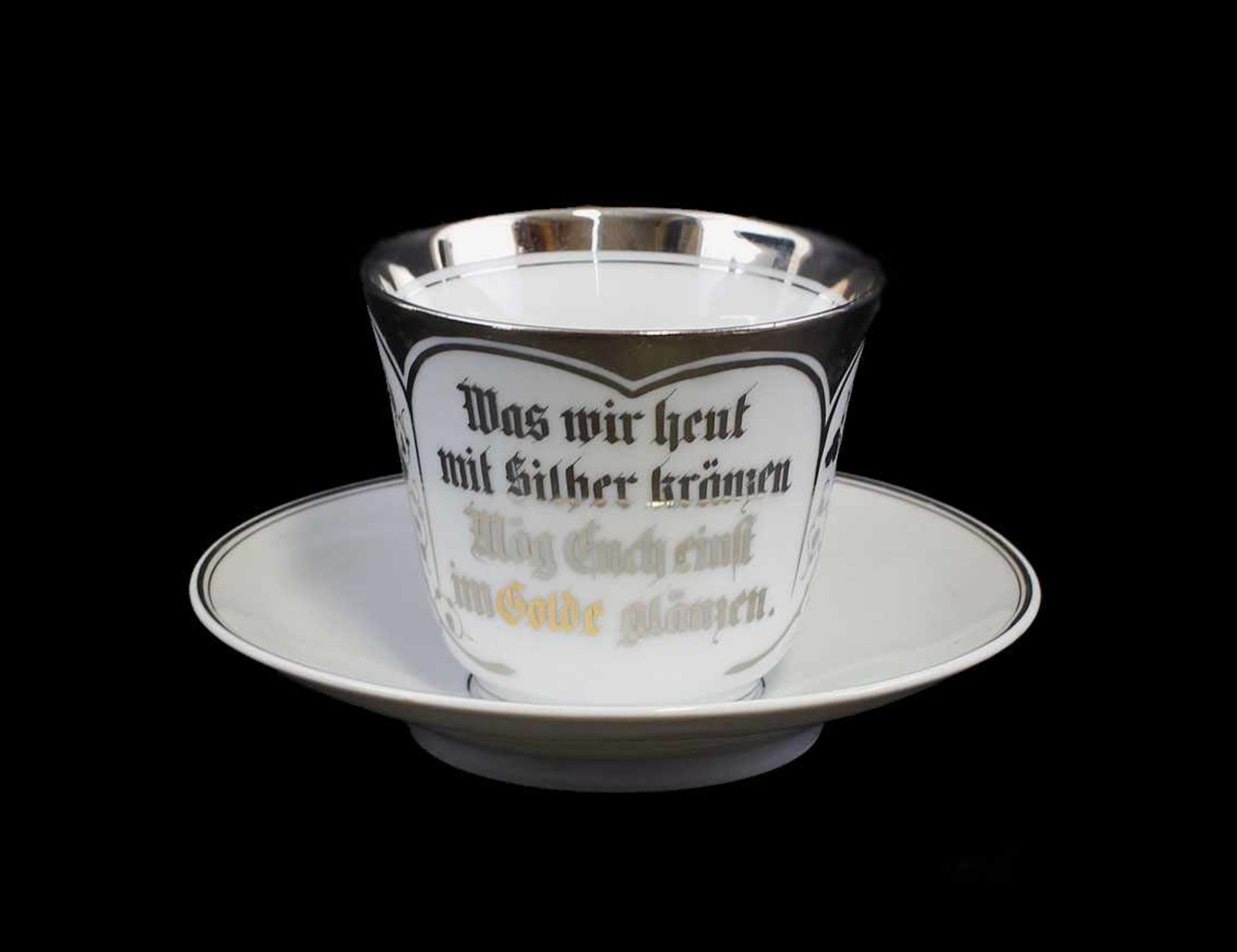 Tasse Silberhochzeit.. ungemarkt, um 1900, schauseits mit Aufschrift "Was wir heut mit Silber