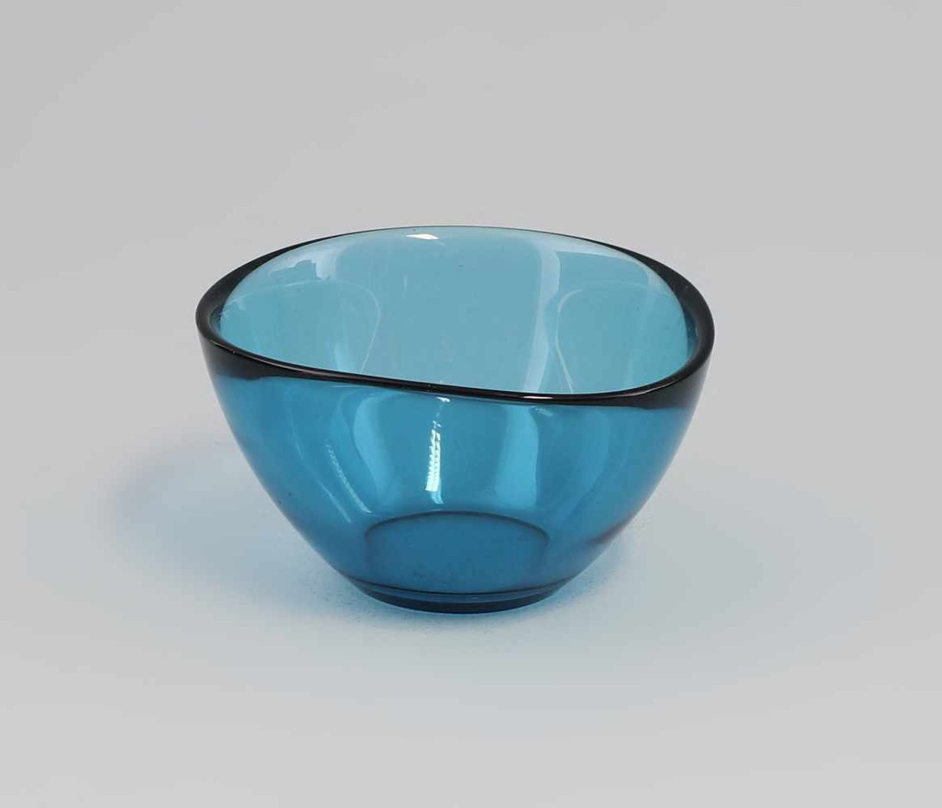 kleine Schalen-Vase Orrefors. gemarkt Fuga, Orrefors, blaues Glas, unregelmäßige Form, 9 x 5 cm