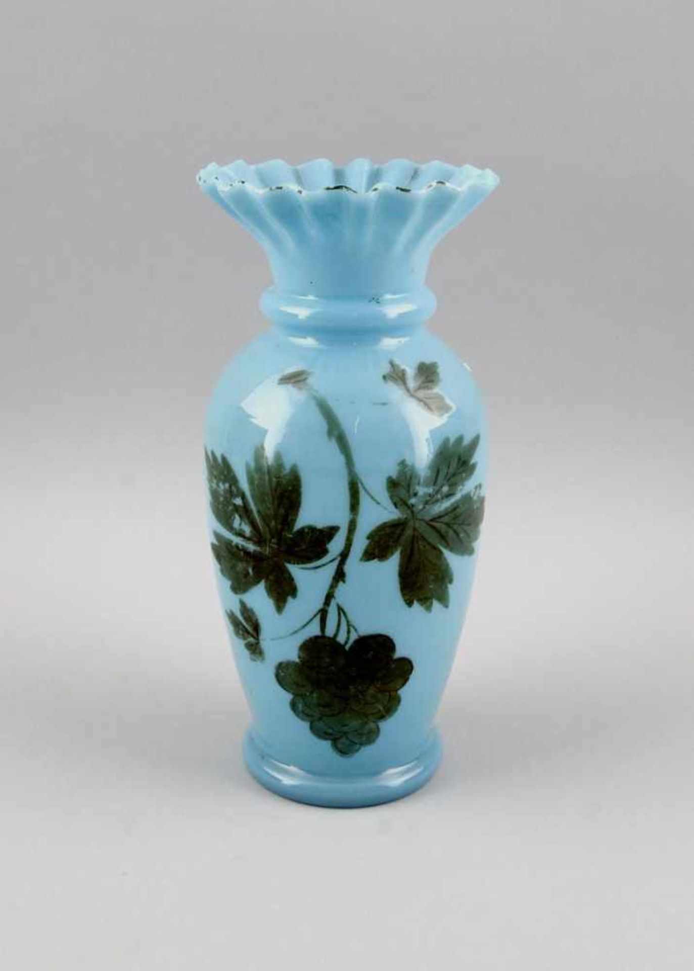 Vase Spätbiedermeier. 19.Jh., wohl Böhmen. hellblaues opakes Glas mundgeblasen mit Bodenabriss,