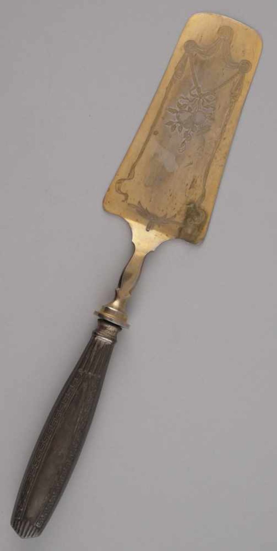 Silberner Tortenheber.. Griff wohl Silber, undeutl. gepunzt (800 ?), um 1900, Griff mit reliefiertem