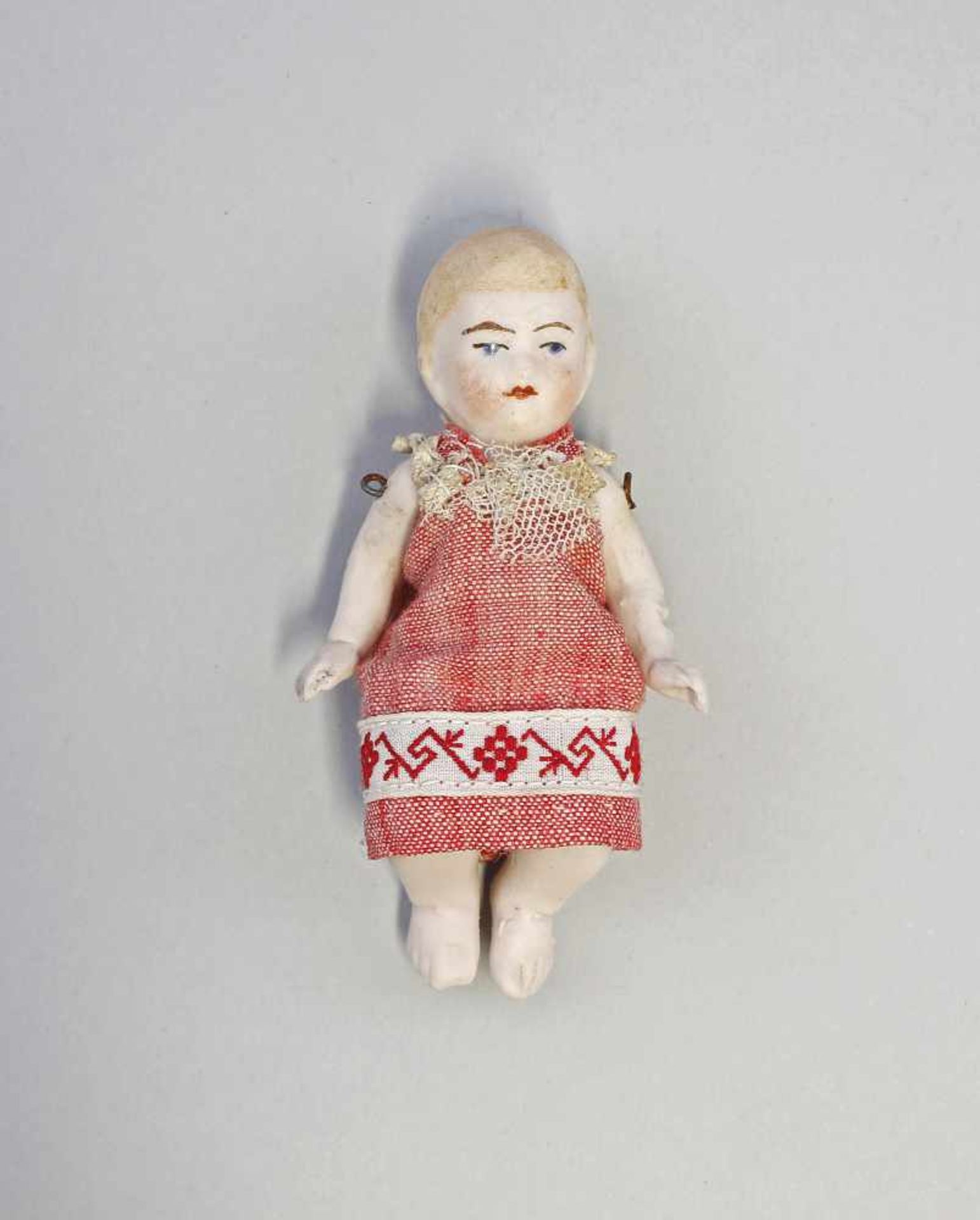 Ganz-Bisk.-Porz.-Puppenstubenpuppe Baby . um 1900, anmod. blondes Haar, Arme und Beine mit Draht
