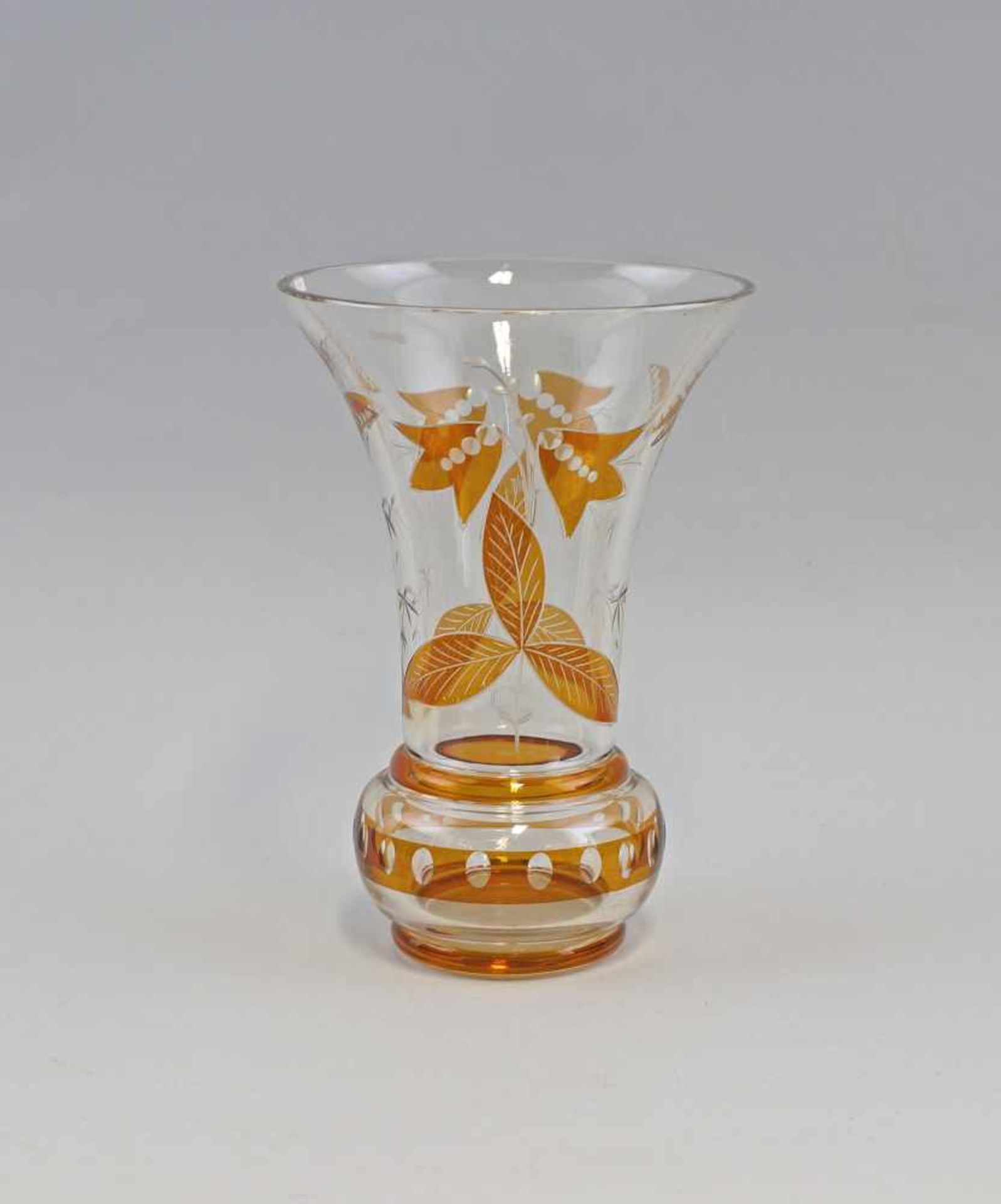 Art déco Vase Nordböhmen um 1925, farbl. Glas mit Gelbbeize, Kraterform, stilisiert florales