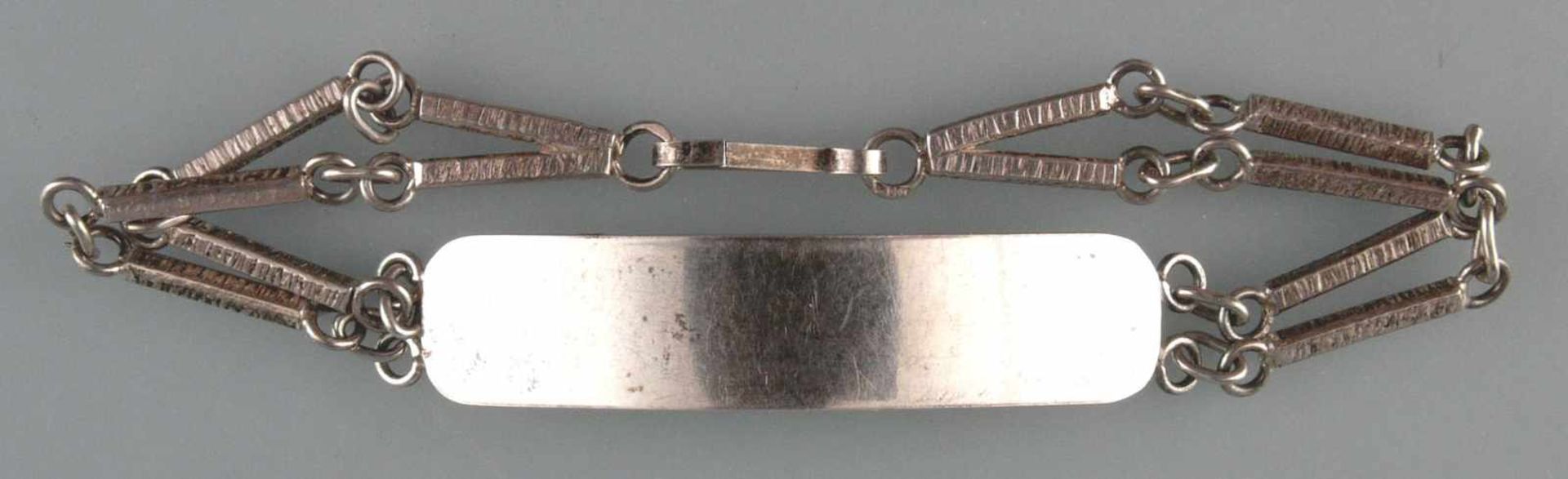 Silbernes Armband. 800er Silber, 11,44 g, geometrische Glieder zweireihig angeordnet,