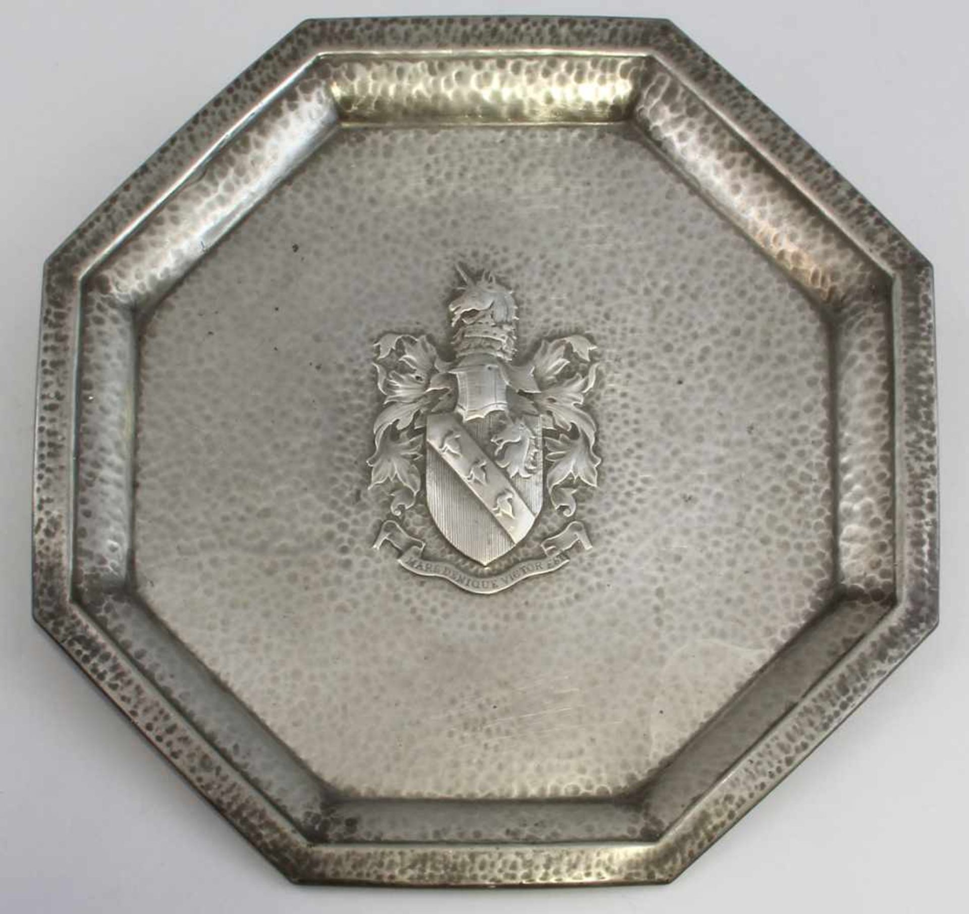 Wappenteller Zinn England.. am Boden gepunzt "Made in England, Roundhead, Pewter...", Modell-Nr.