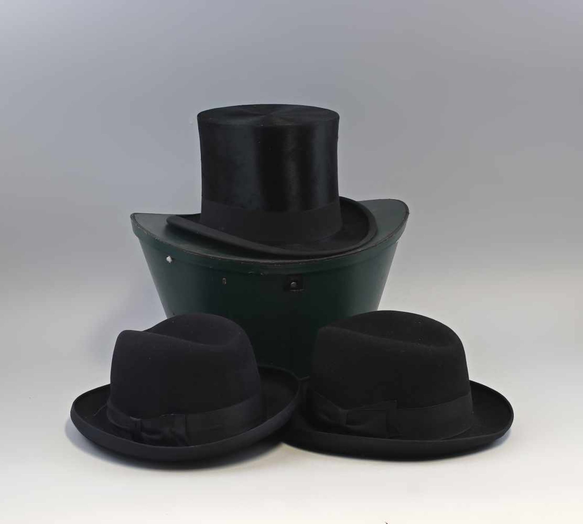 Konvolut Hüte jeweils schwarzer Seiden/Filzstoff, leichte Tragespuren, dabei ein Herrenzylinder in