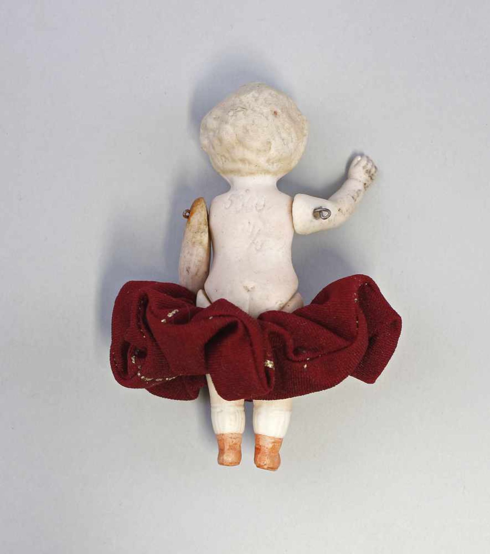 Ganz-Bisk.-Porz.-Puppenstubenpuppe um 1900, anmod. blondes Haar, Arme und Beine mit Draht - Bild 2 aus 2