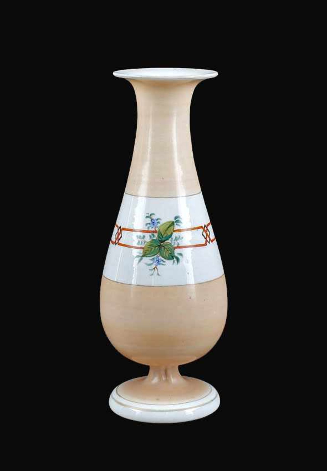 Opalinglas-Vase Spätbiedermeier . 2. Hälfte 19. weißes, opakes Glas, beigefarben überfangen,
