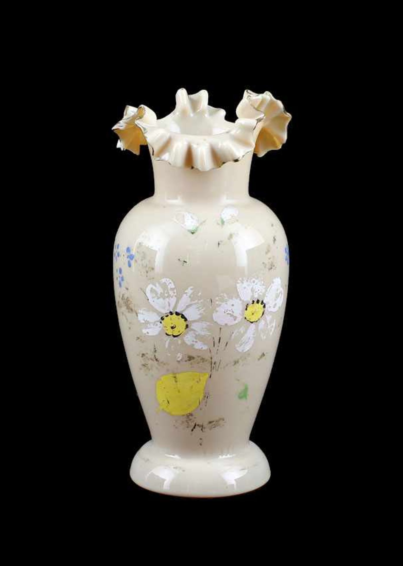 Opalinglas-Vase Spätbiedermeier.. 2. Hälfte 19. Jh., beigefarbenes, opakes Glas, Bodenabriss,