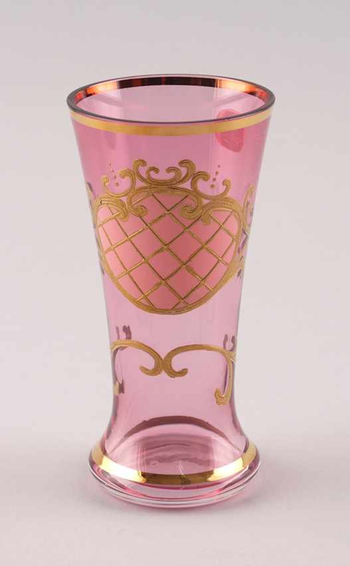 Trinkbecher mit Golddekor. 20. Jh., Böhmen, aus formgeblasenem rosa-farbenem Klarglas, leicht