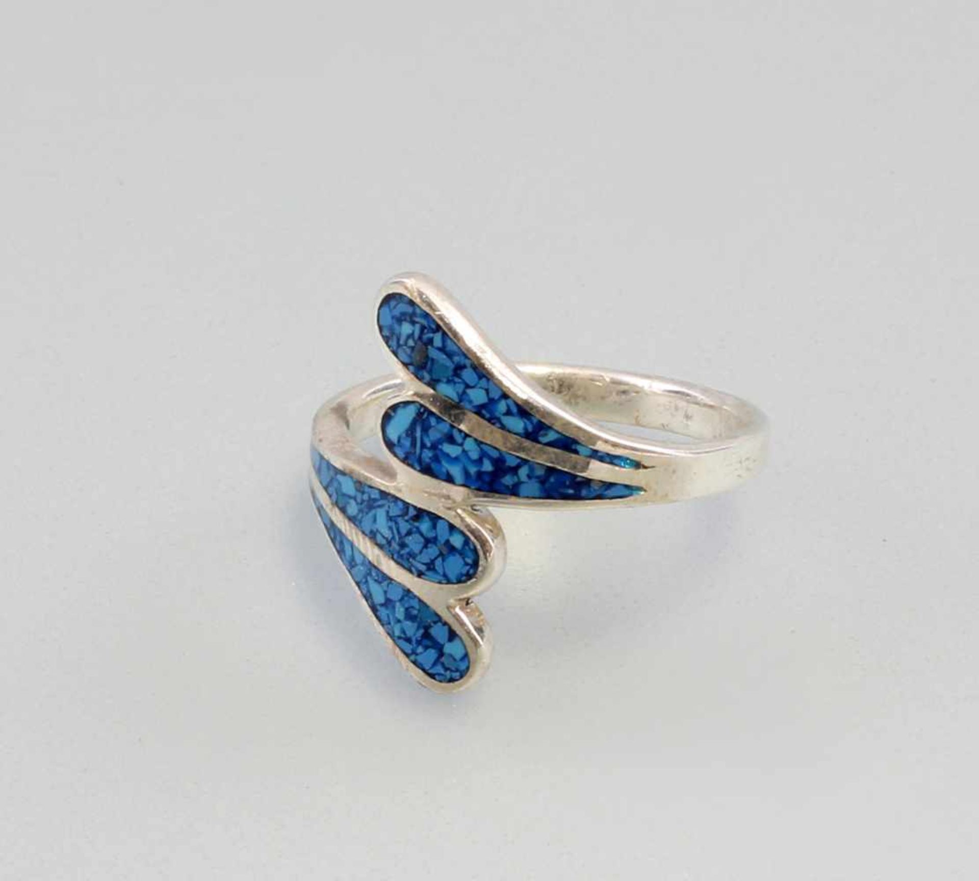 Ring mit blauem Steinen. 925er Silber, 10,56 g, Ring mit geometrisch gestaltetem Mittelfeld,