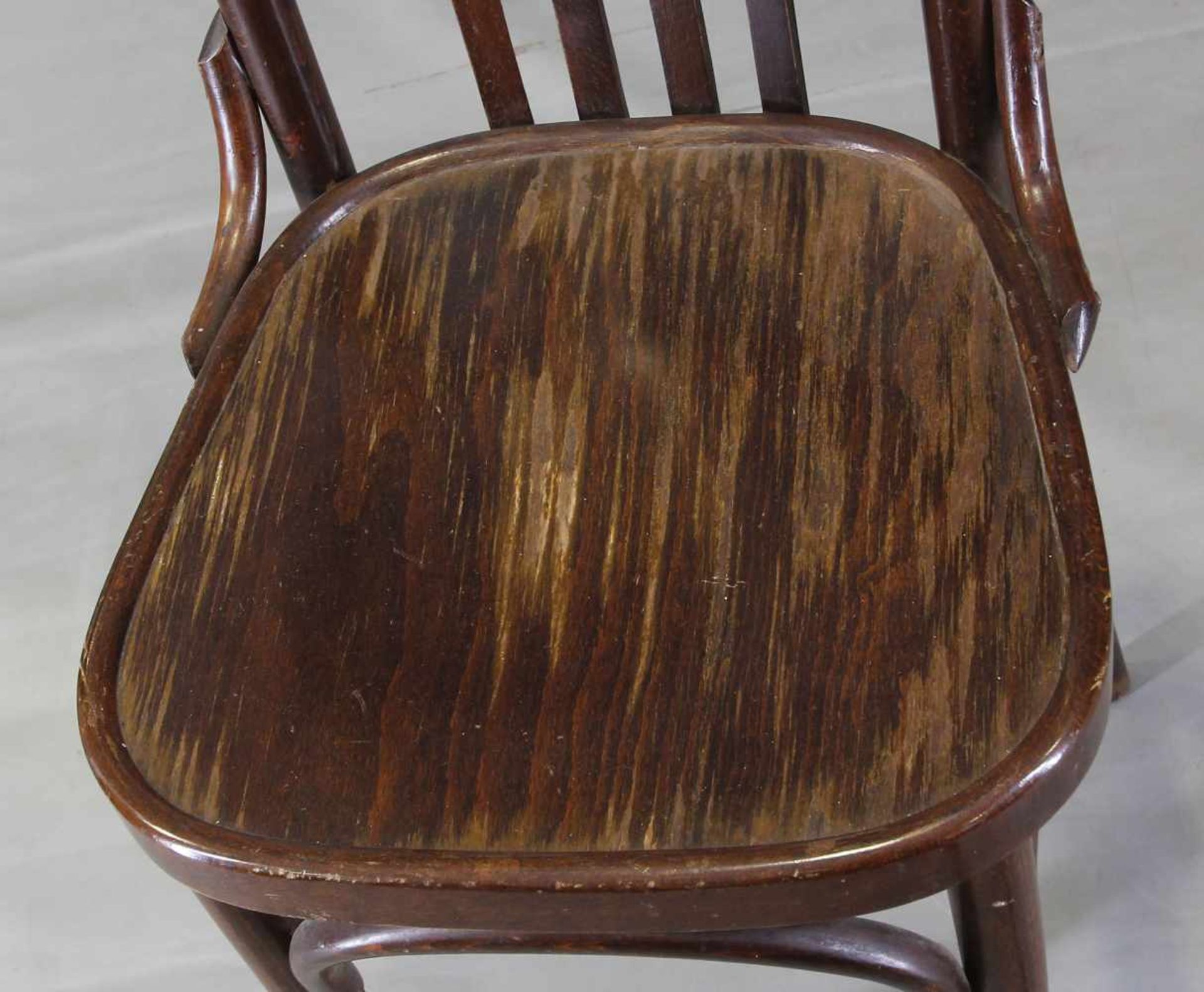 Stuhl Bugholz: braun lackiertes Bug- und Sperrholz, Sitzfläche mit Farbabplatzern, stabil, an der - Bild 2 aus 3