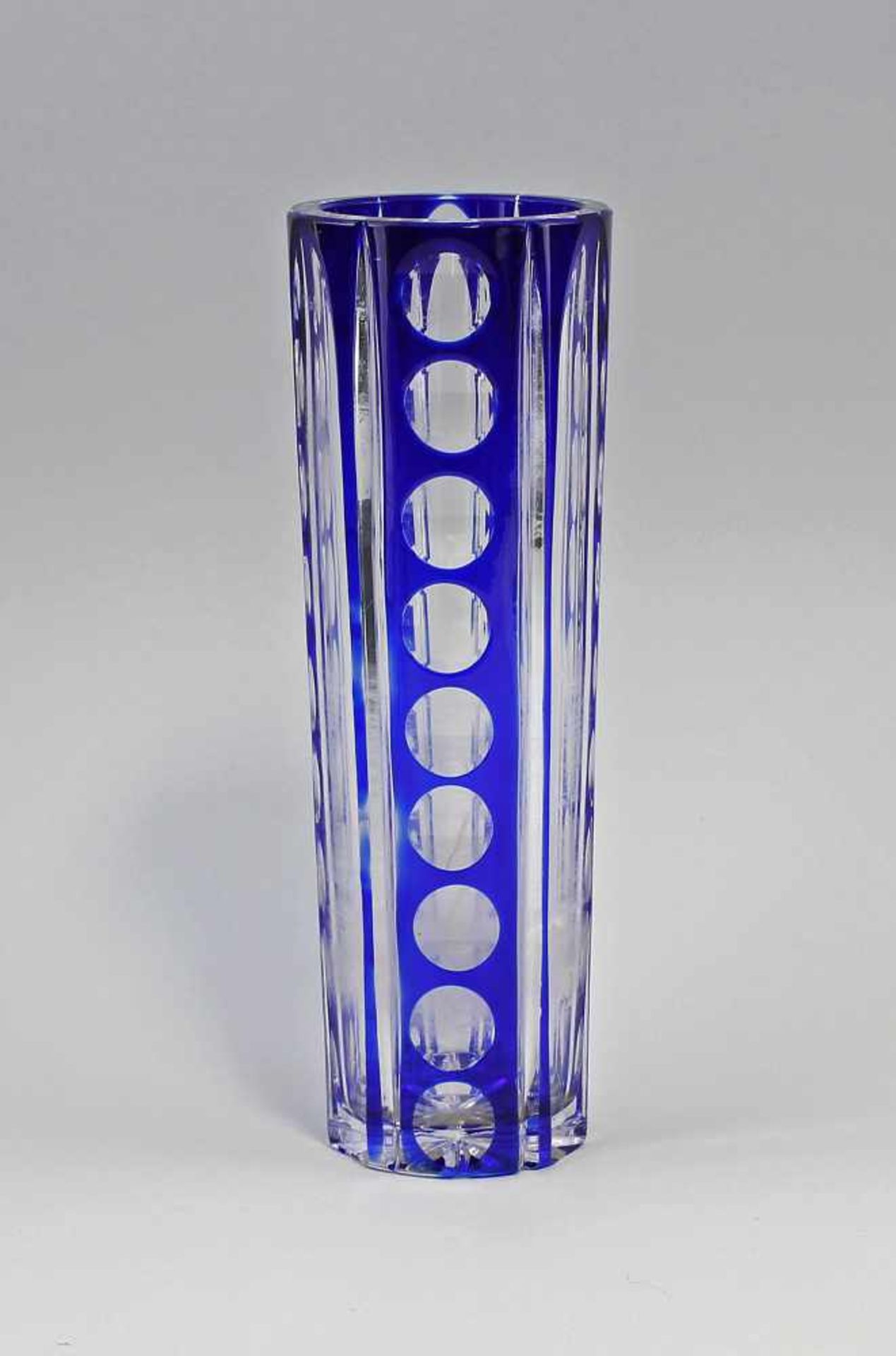 Blaue Überfang-Stangenvase Kristallglas handbeschliffen in verschiedenen Schliffarten, blauer