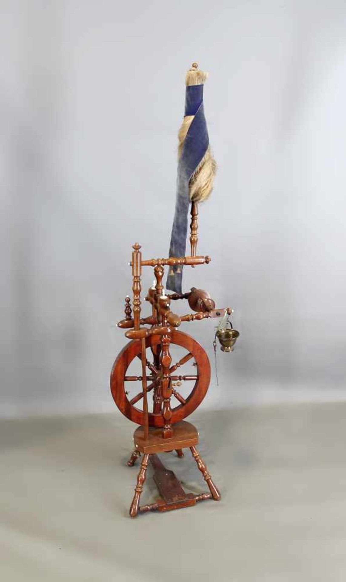 Spinnrad alt, Holz gedrechselt, lackiert, elfenbeinfarbene Zierknäufe, dazu Flachs, - Bild 2 aus 2