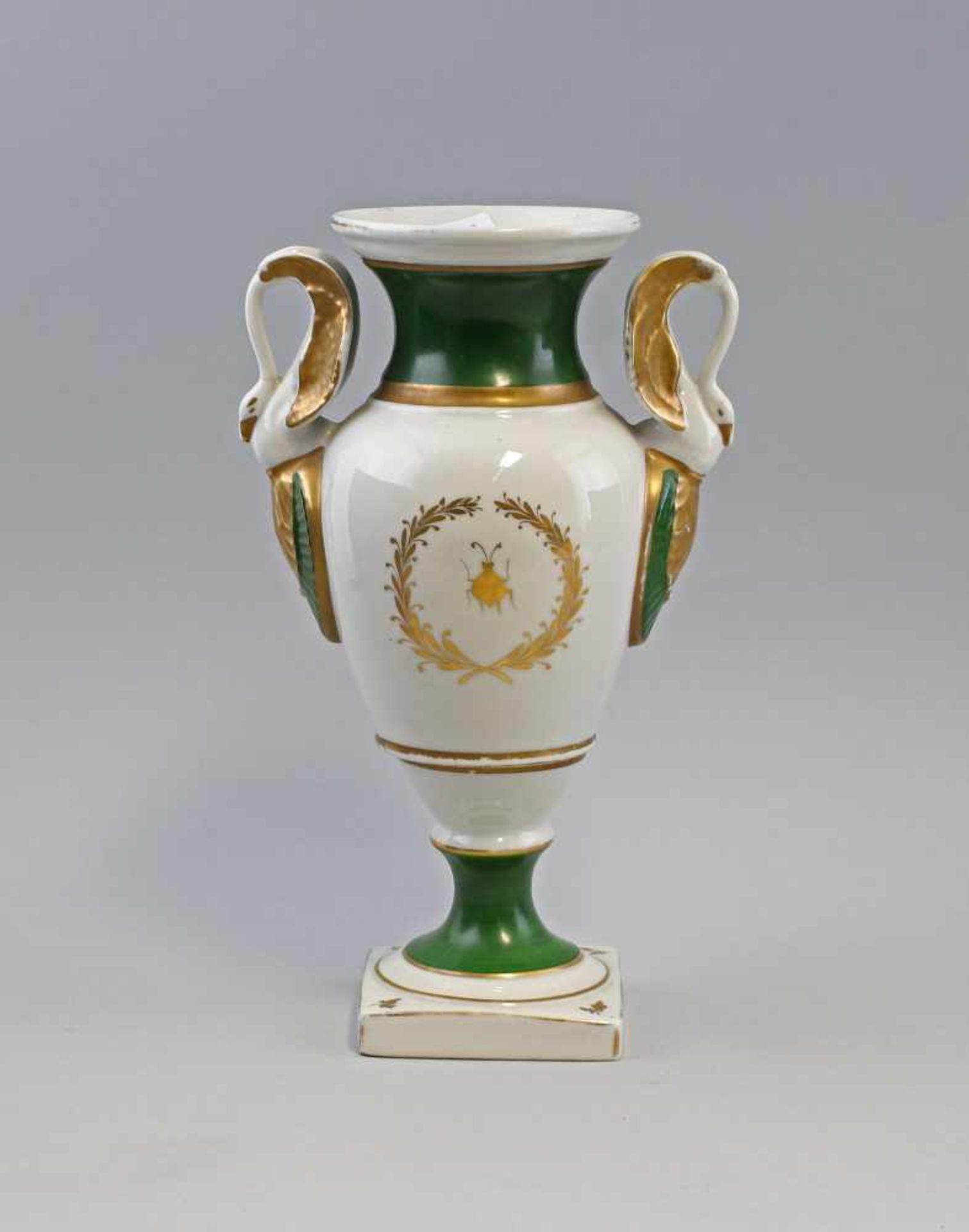 Amphorenvase Schwanenhenkel ungemarkt, wohl 19.Jh., amphorenförmige Vase auf quadratischem Fuß, - Bild 2 aus 2
