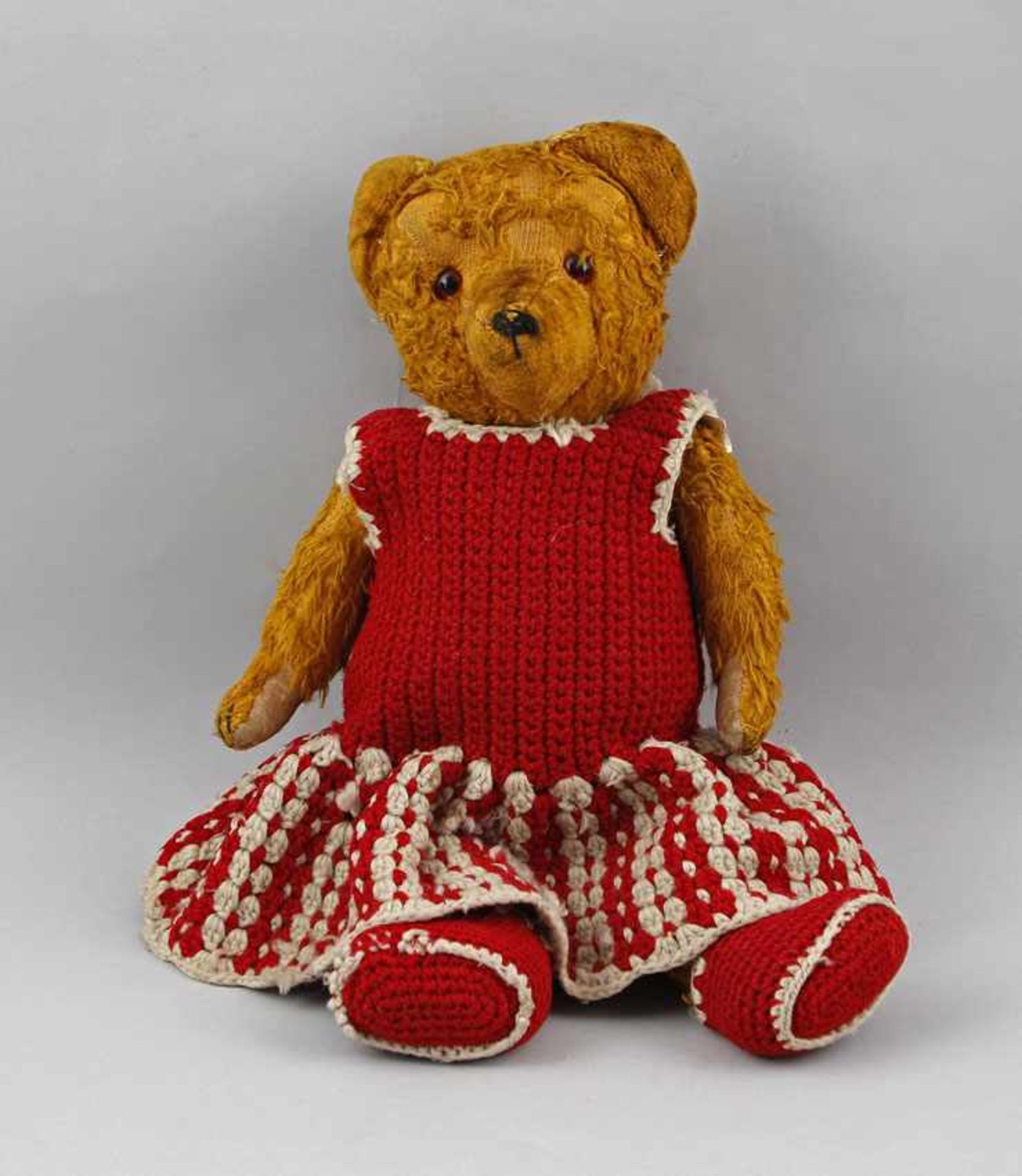 Teddy-Mädchen.. 1. H. 20. Jh., Mohair- , Brummstimme, bewegliche Gliedmaßen, Glasaugen, gestickte