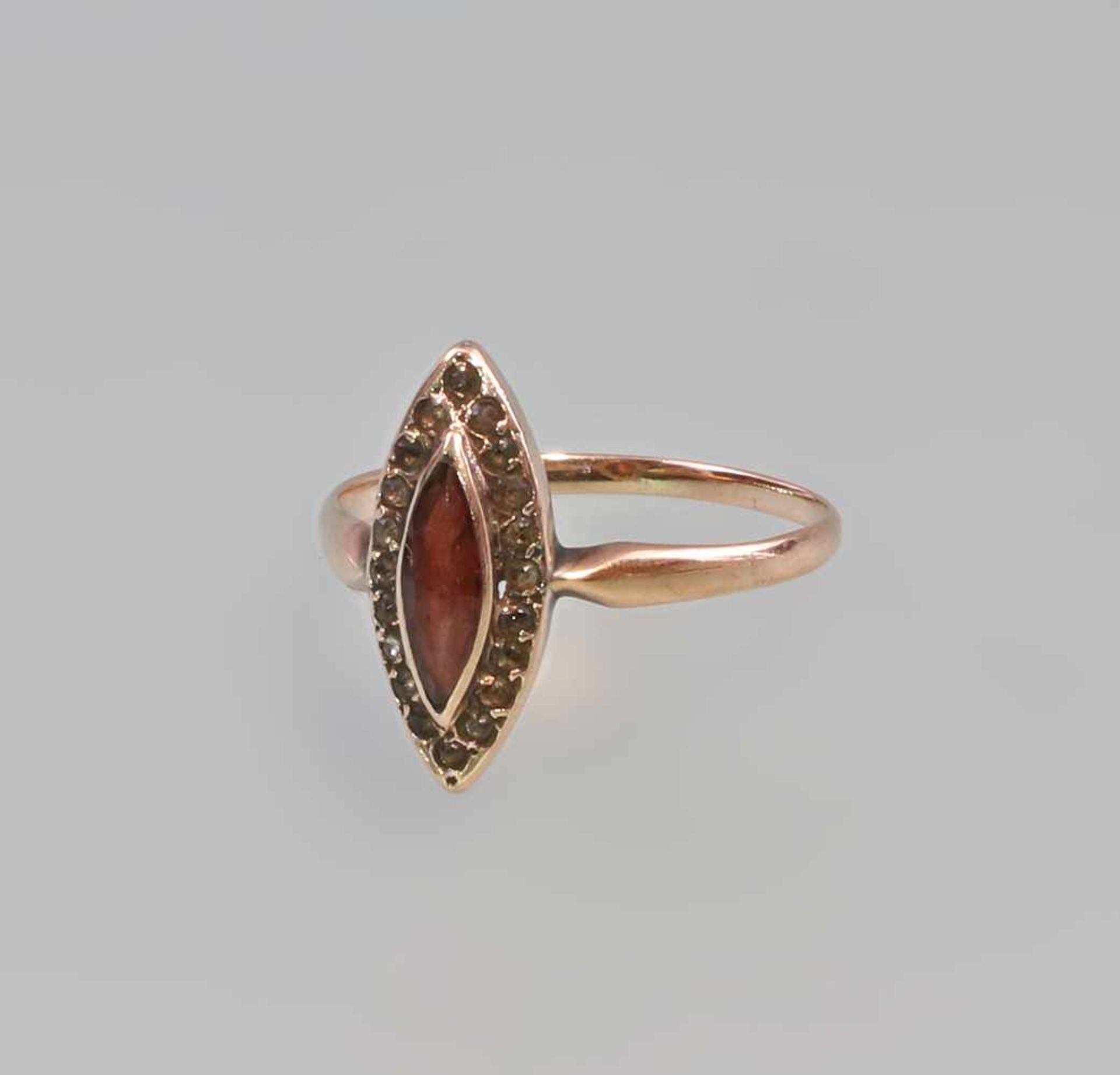 Antiker Ring mit Granat RG, 1,4g, Gr. 57, um 1900, Marquise-Ring, spitzovale facettierter Granat