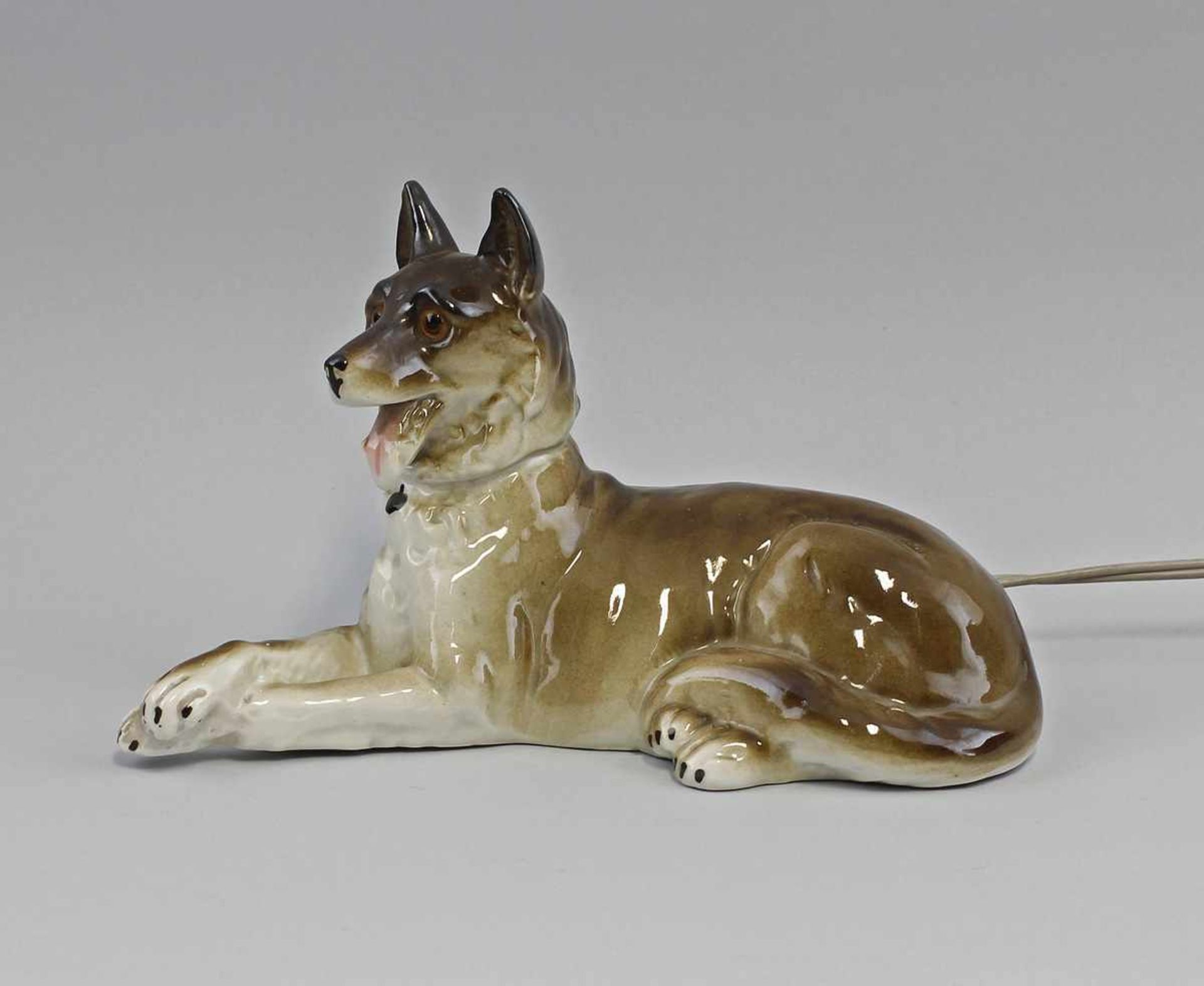 Rauchverzehrer Schäferhund.. ungemarkt, naturgetreue Ausformung, polychrome Unterglasurbemalung,