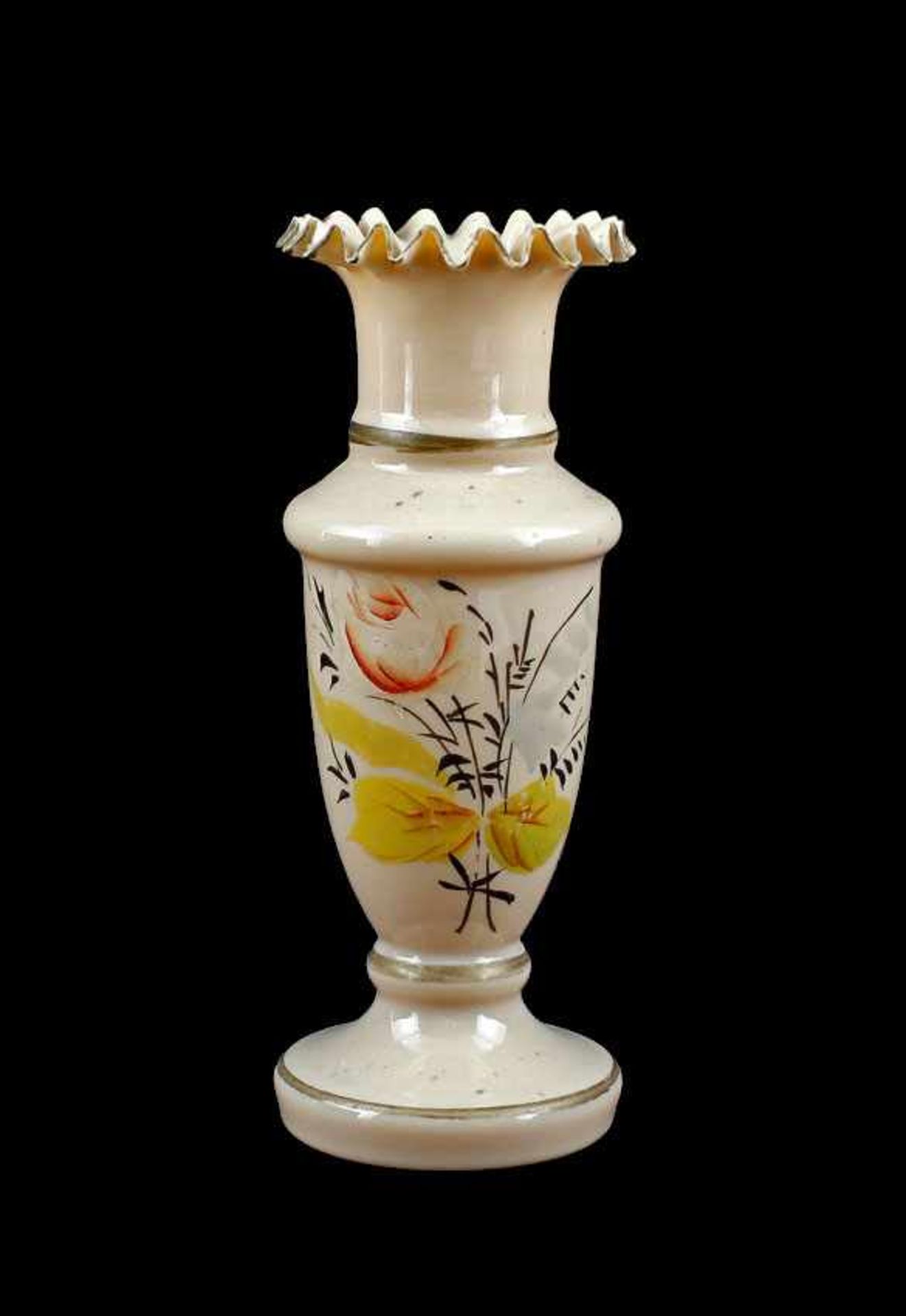 Opalinglas-Vase Spätbiedermeier . 2. Hälfte 19. Jh., beigefarbenes, opakes Glas, Bodenabriss,