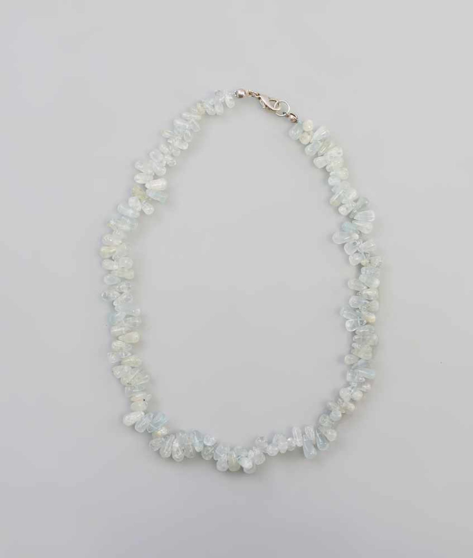 weiß-blaue Achat-Kette. unregelmäßig geformte, polierte Perlen aus durchscheinendem weiß-