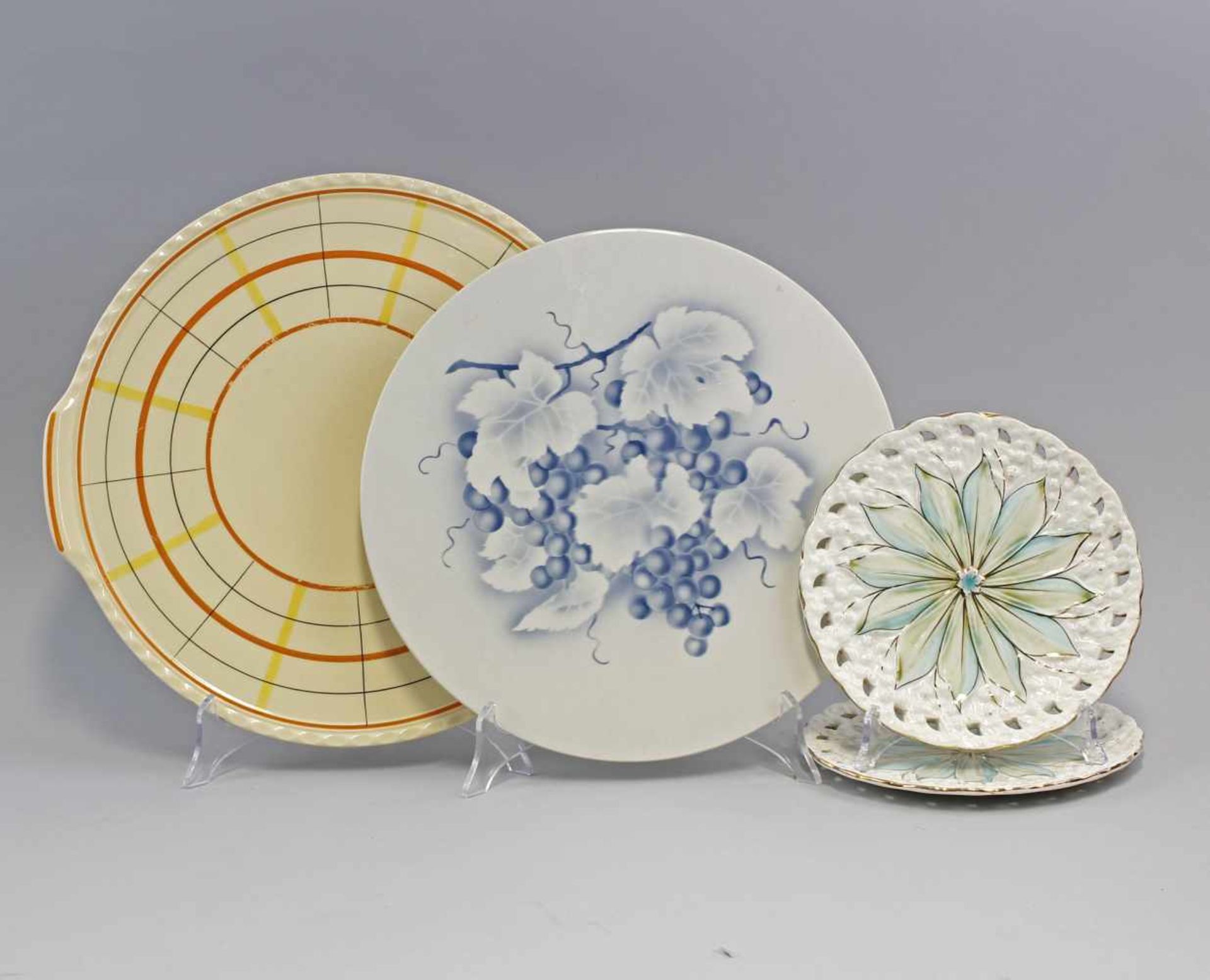 2 Tortenplatten und 2 Majolikateller:. Teller: Prägemarke Villeroy & Boch Saar, stilisiertes