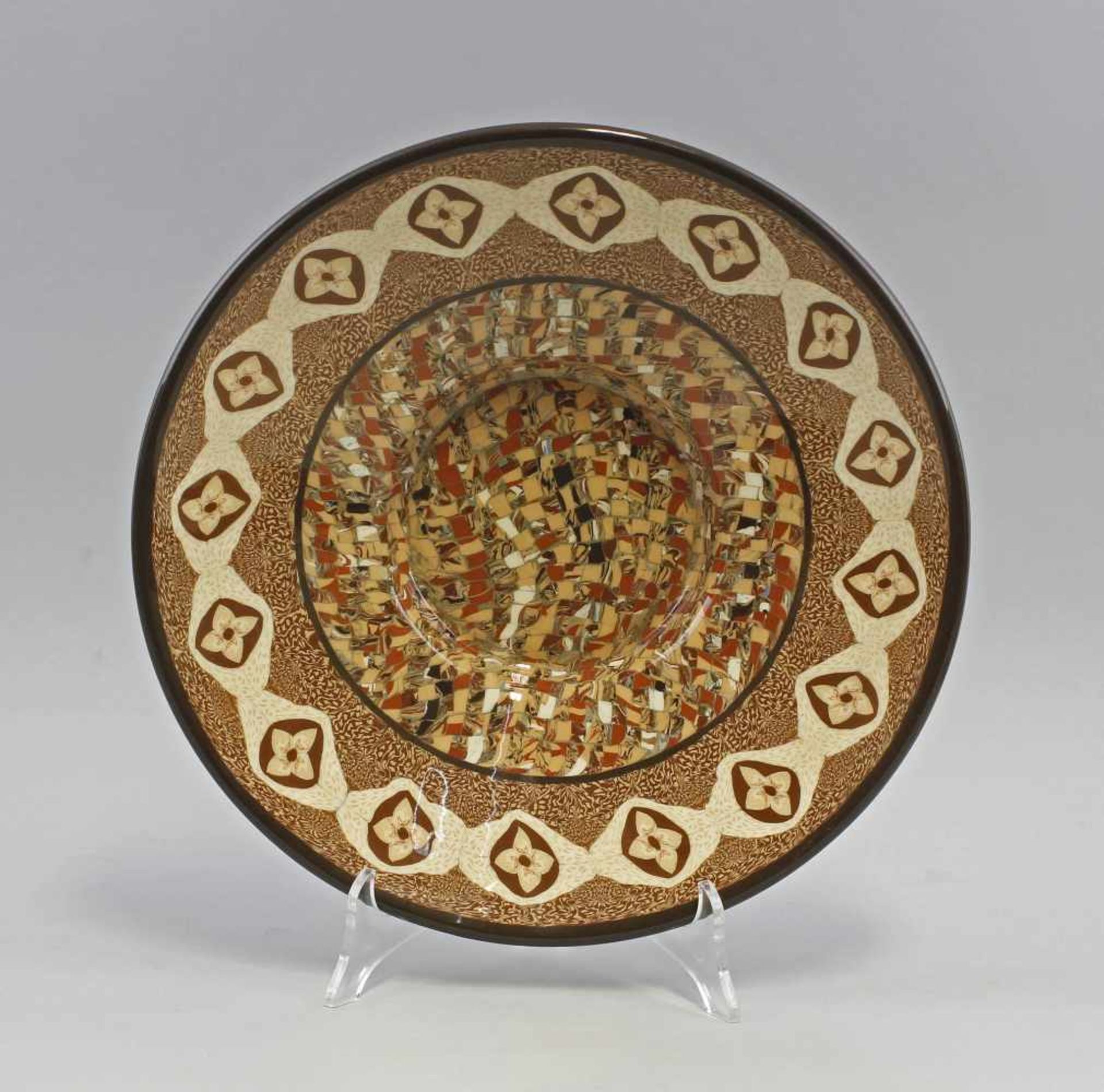 Großer marmorierter Teller:. Prägemarke, gemuldeter Teller mit breitem Rand, beidseitiges Dekor