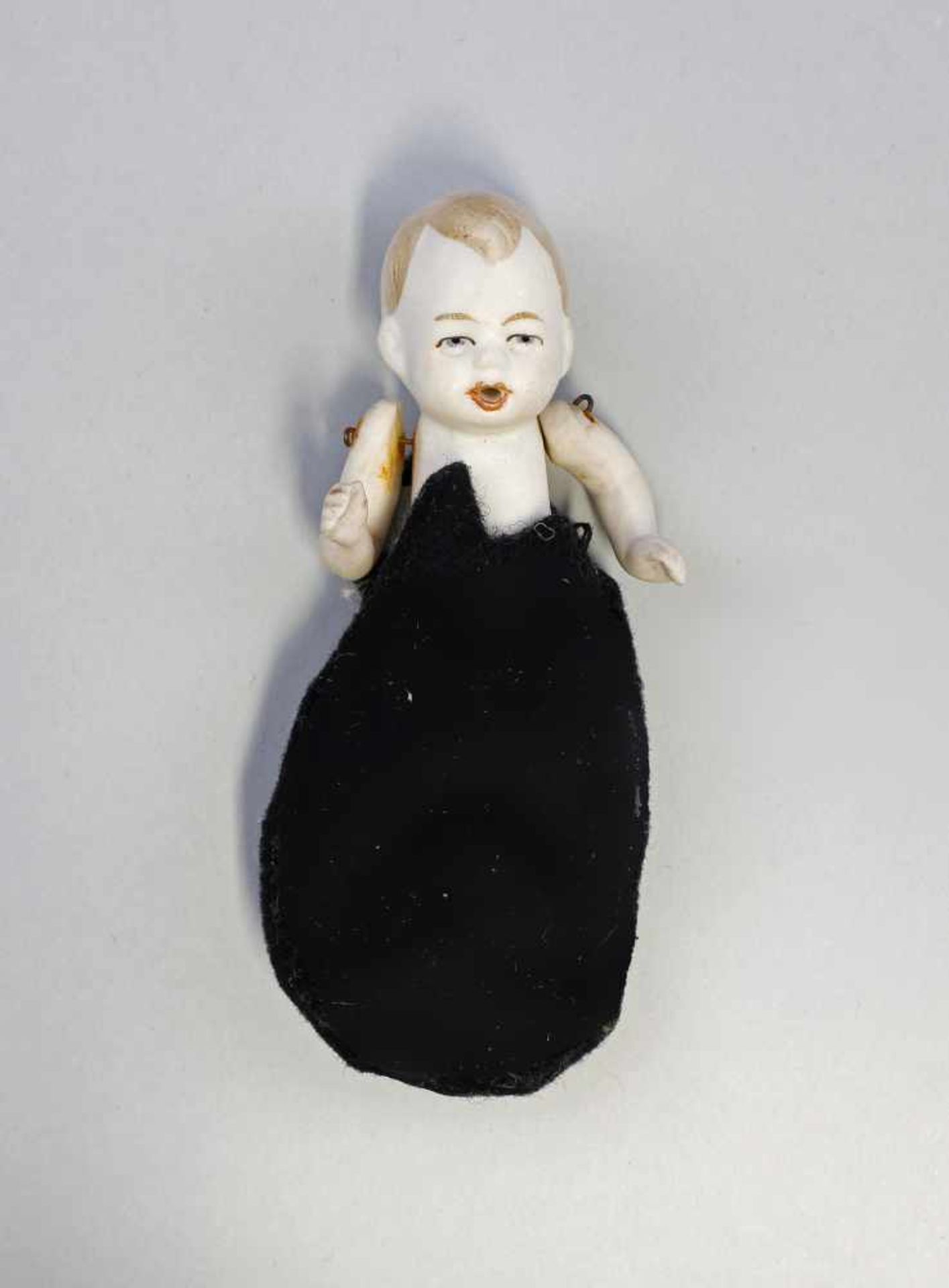 Ganz-Bisk.-Porz.-Puppenstubenpuppe Baby um 1900, anmod. blondes Haar, Arme und Beine mit Draht