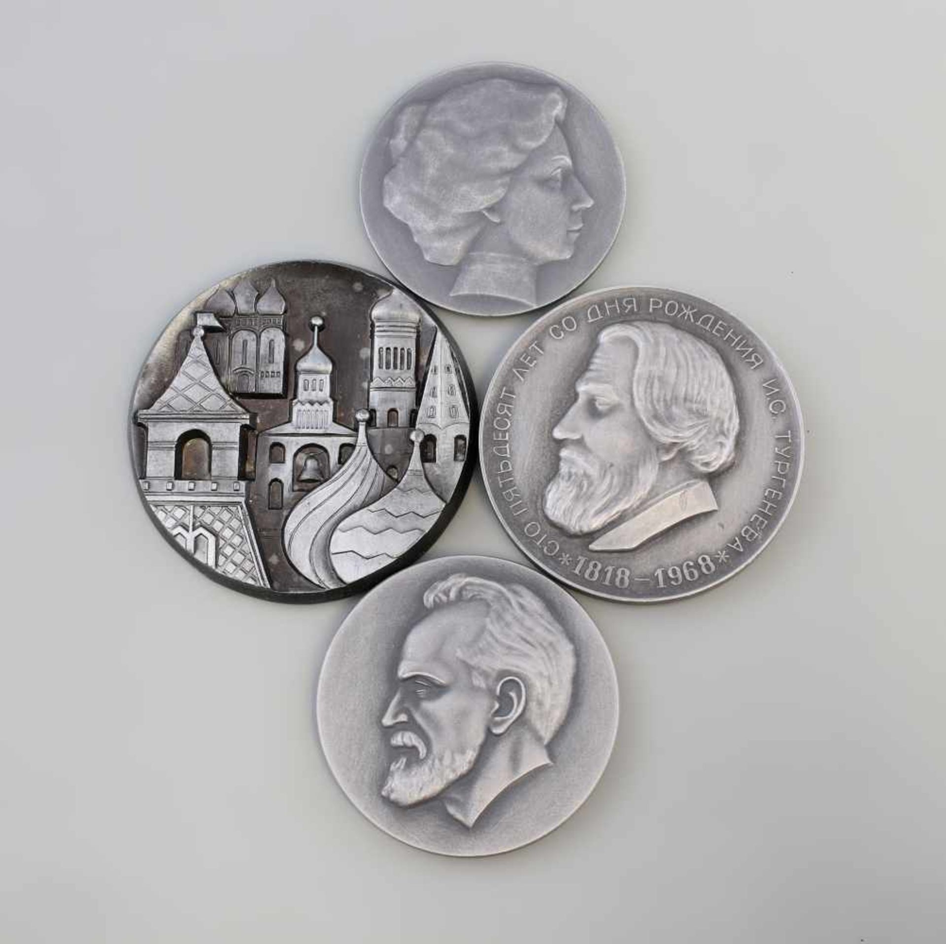 4 silberfarb. Medaillen russische / lettische Künstler dabei 3 x Leichtmetall, Sowjetunion 2. H. 20.