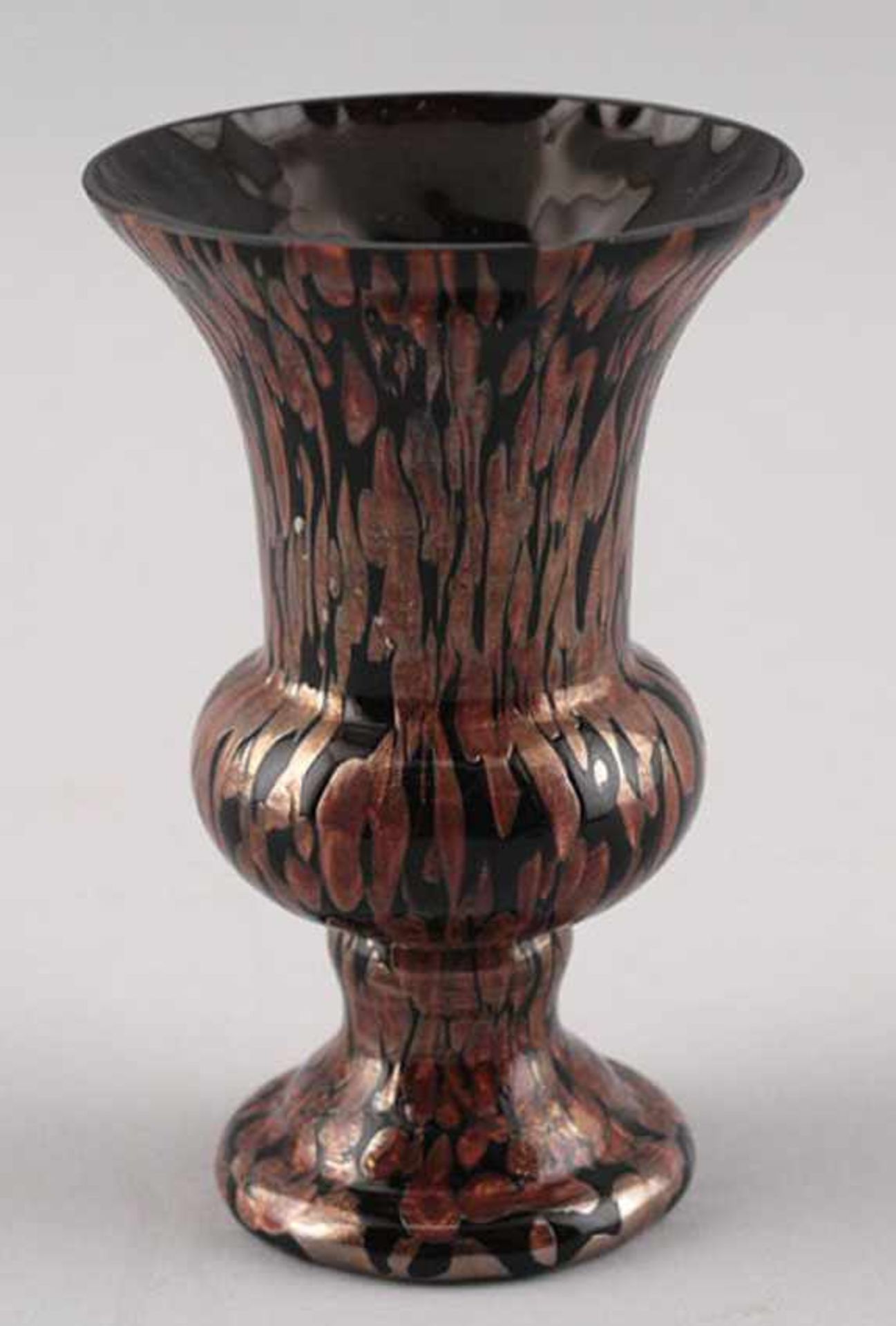 Jugendstil-Vase : 1. H. 20. Jh., Balustervase aus schwarzem Glas mit schlierigen, kupferfarbenen,