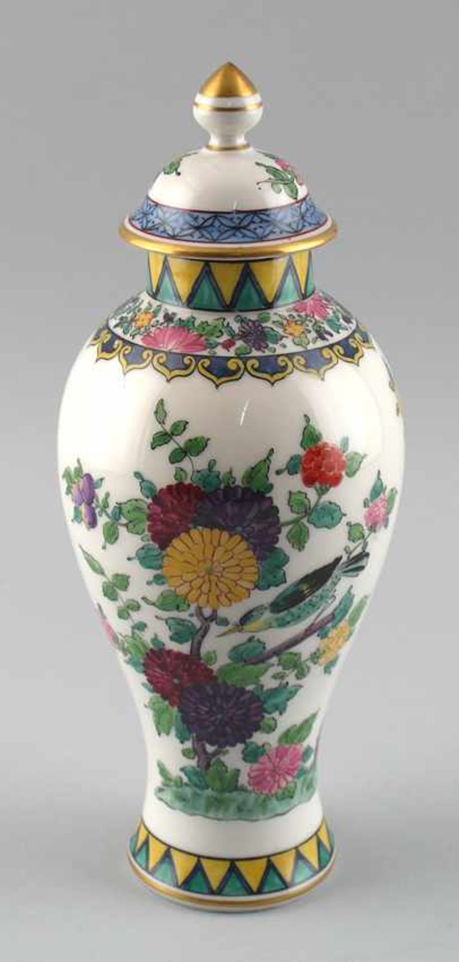 Handbemalte Deckel-Vase im asiatischem Stil. ungemarkt, wohl 20. Jh., bauchiger Korpus mit kurzem,