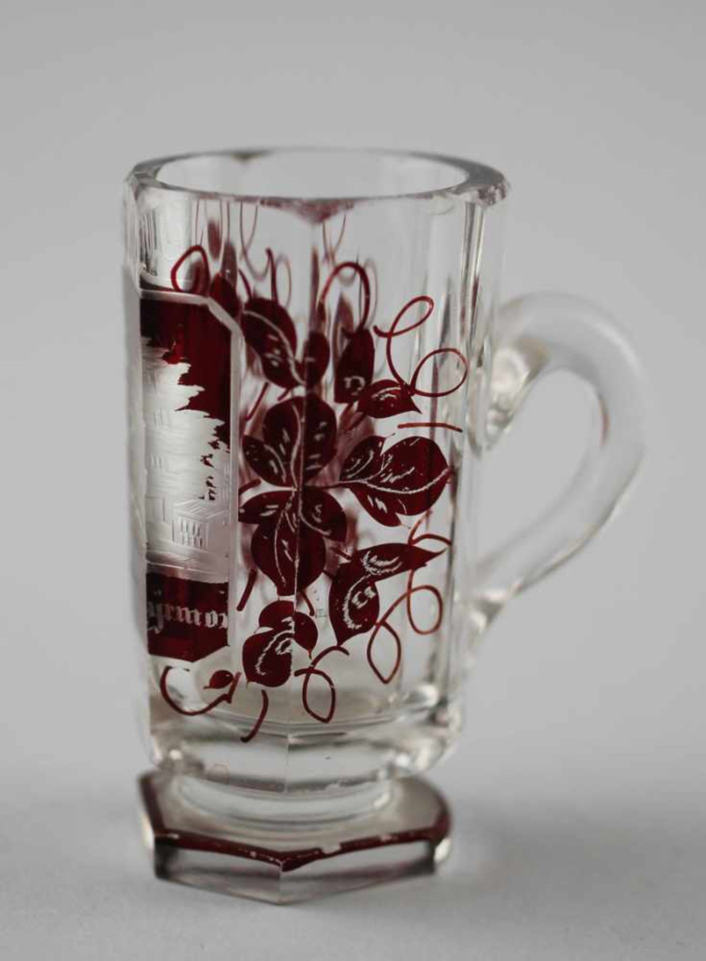 Rotes Bäderglas :. um 1900, farbloses Glas, passig beschliffen, auf abgesetztem Stand,