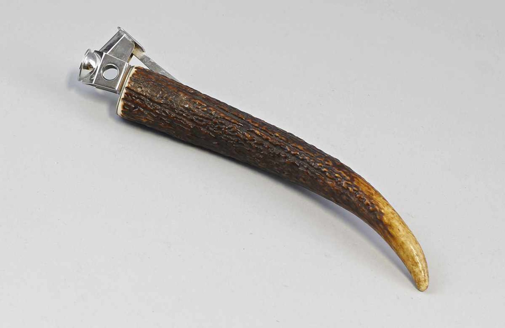 Jagdlicher Zigarrenschneider.. aus Geweihteil gefertigt, verchromte Montur, L 22 cm, Alters- und