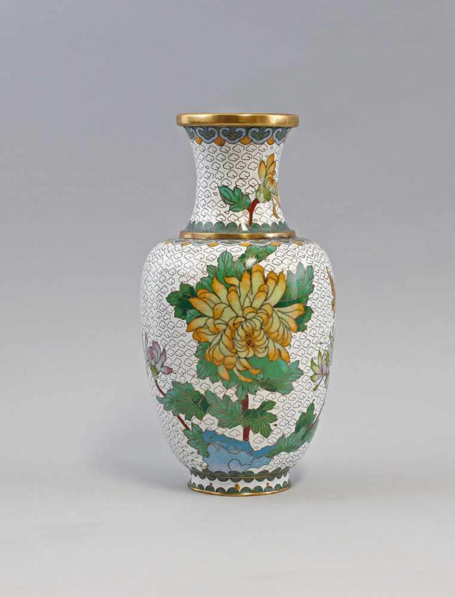 Cloisonné Vase 20. Jh., Messing/Kupfer, vergoldet, auf geradem Standring, dezent konisch