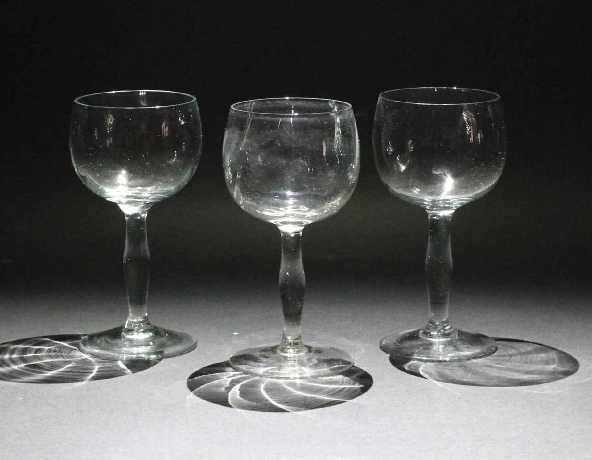 3 Weingläser Theresienthal: um 1907, wohl Entwurf von Hans Christiansen, farbl. Glas, optisch