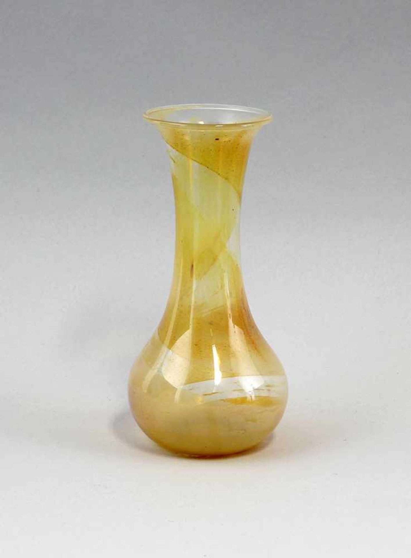 Vase Jugendstil :. wohl um 1900, aus dünnem farblosem Glas mundgeblasen mit ausgeschliffenem