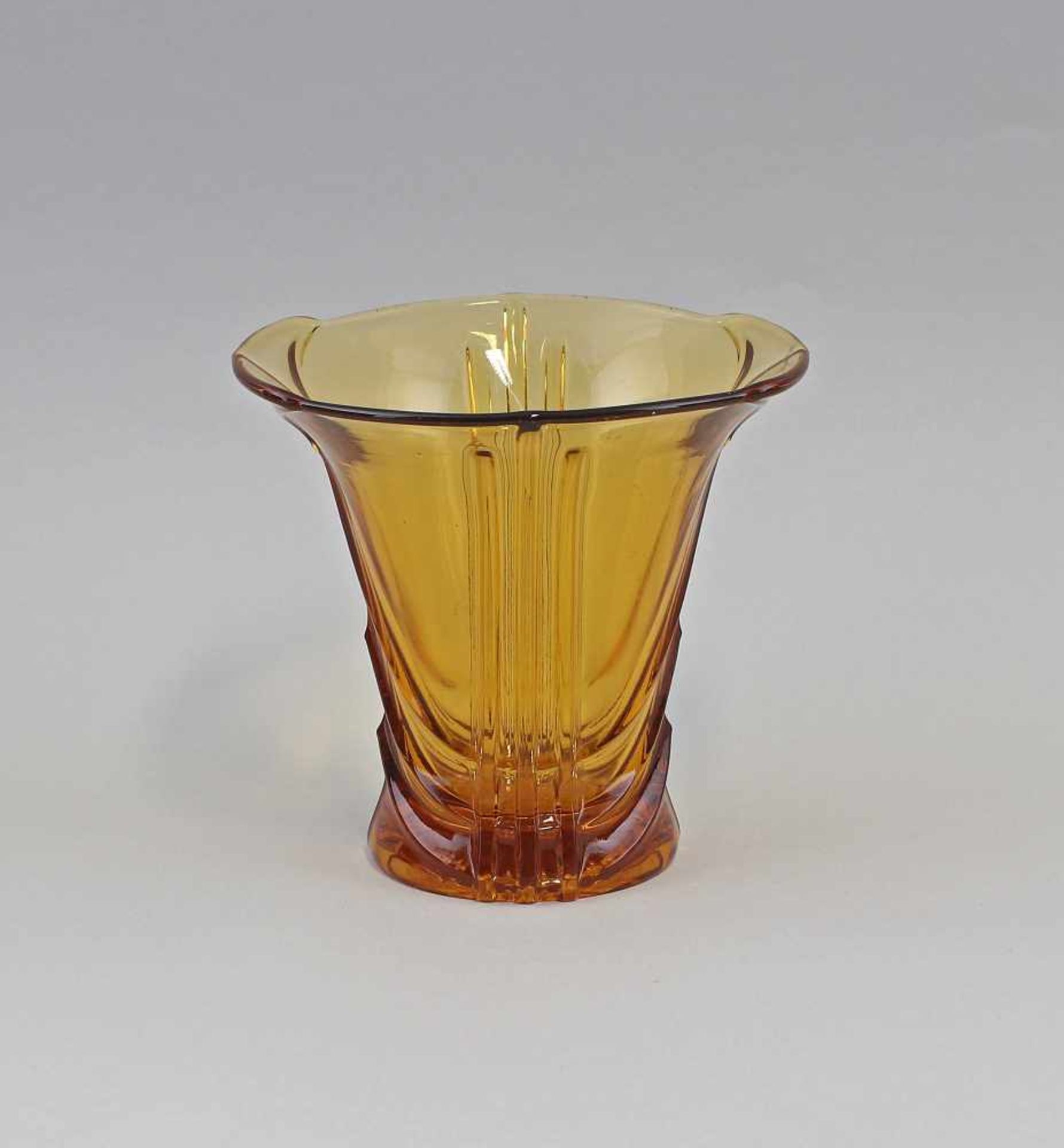 Krater-Vase Art déco Frankreich, Mitte 20. Jh., honiggelbes Glas formgepresst, geometrisches