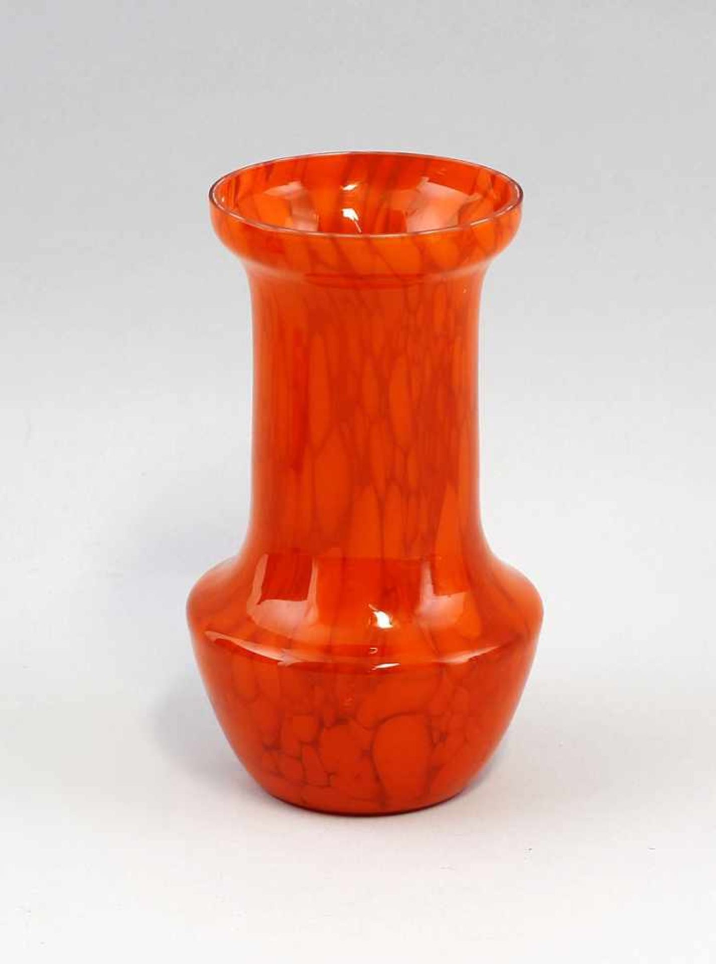 Orangefarbene Vase mit Einschmelzungen wohl 1. Hälfte 20. Jh., orangefarbenes Glas, formgeblasen,