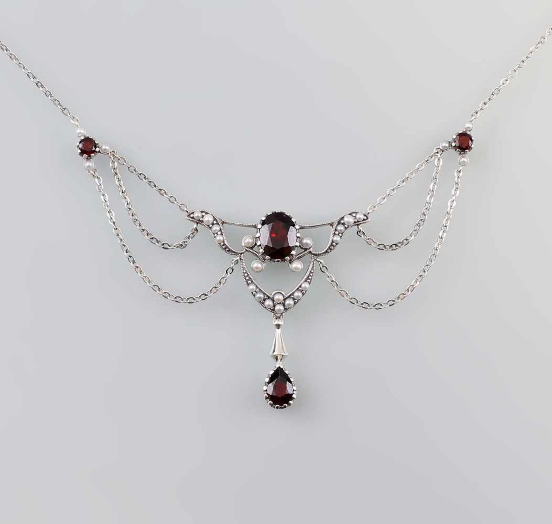Granat- Collier mit Perlen 925er Silber, im Mittelfeld mehrere Ketten-Abhängungen und Segmente mit