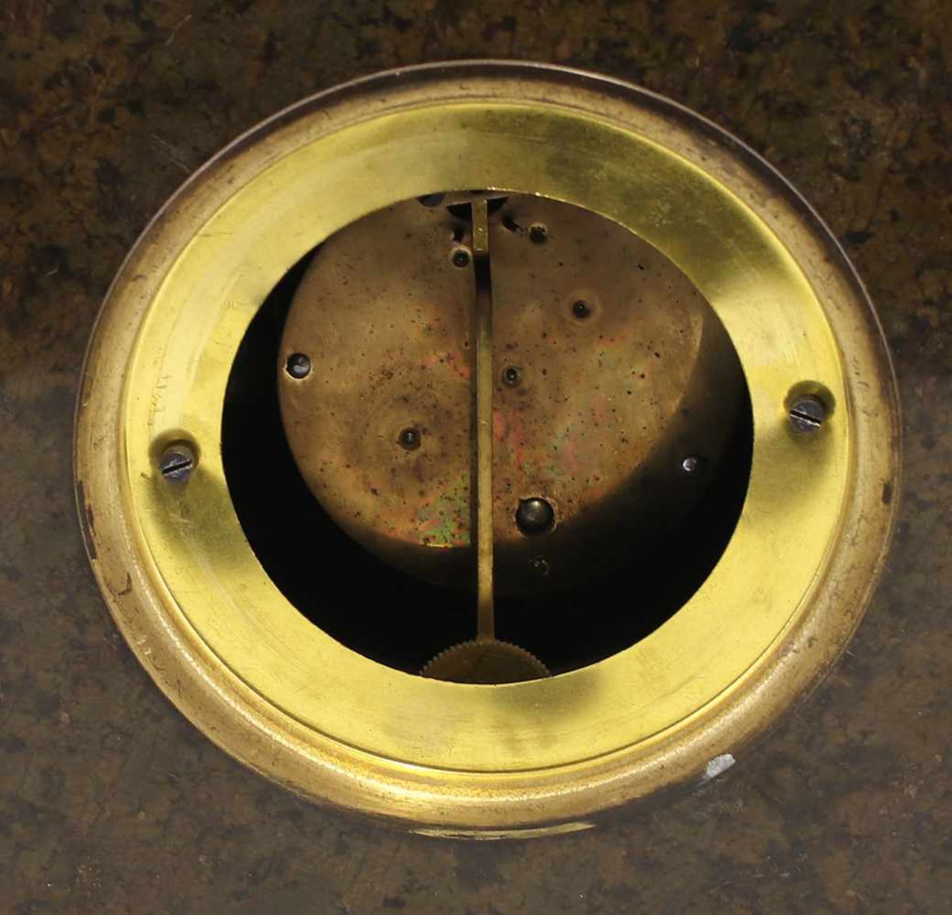 Kamin-Uhr mit Serpentin-Gehäuse 1.H.20.Jh., olivgrün/braunes Steingehäuse (Serpentin), - Bild 2 aus 2