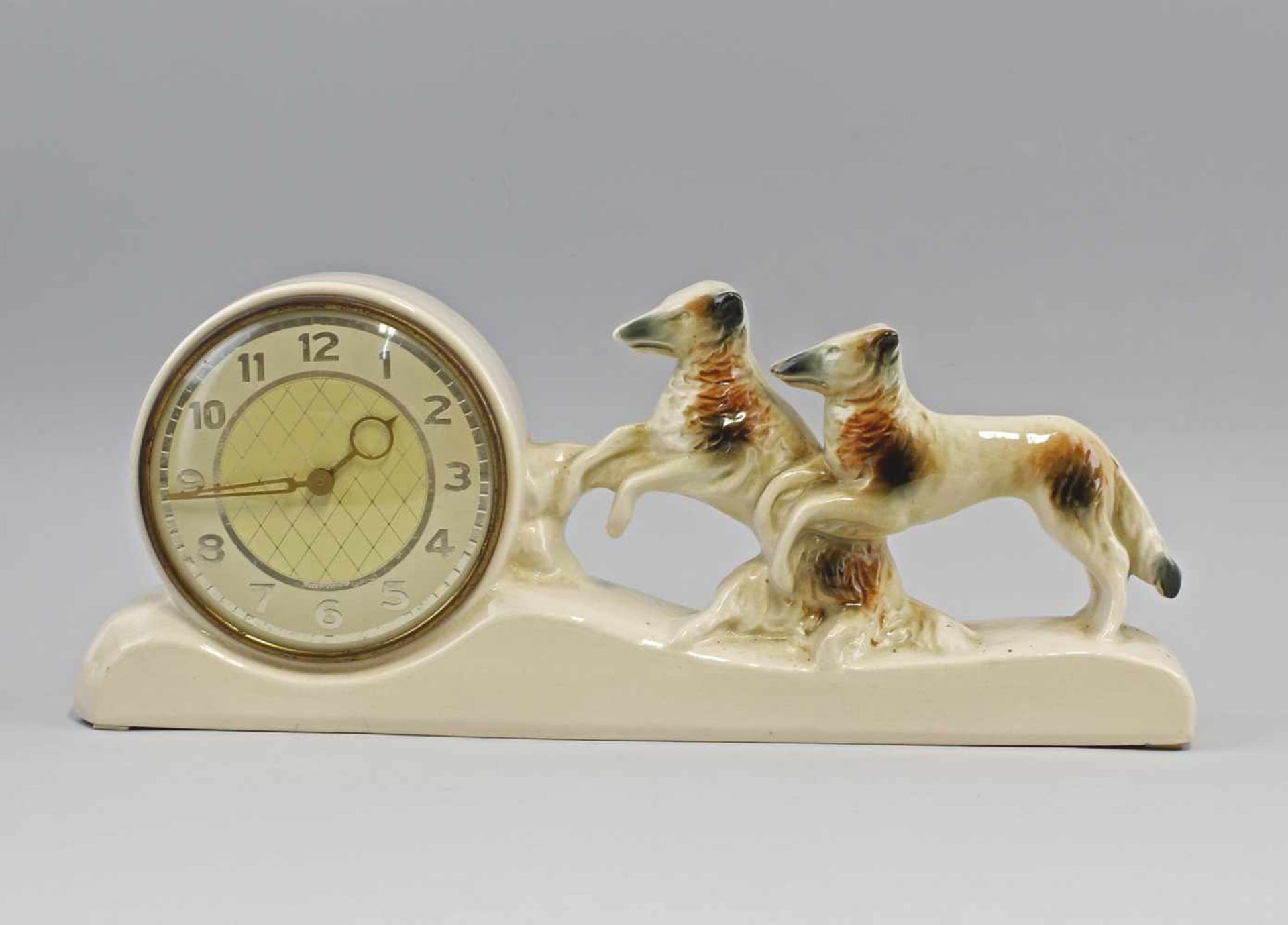 Keramik-Uhr Windhunde: um 1920/40, ungemarkt, cremefarb. Keramikgehäuse mit Darstellung von 2