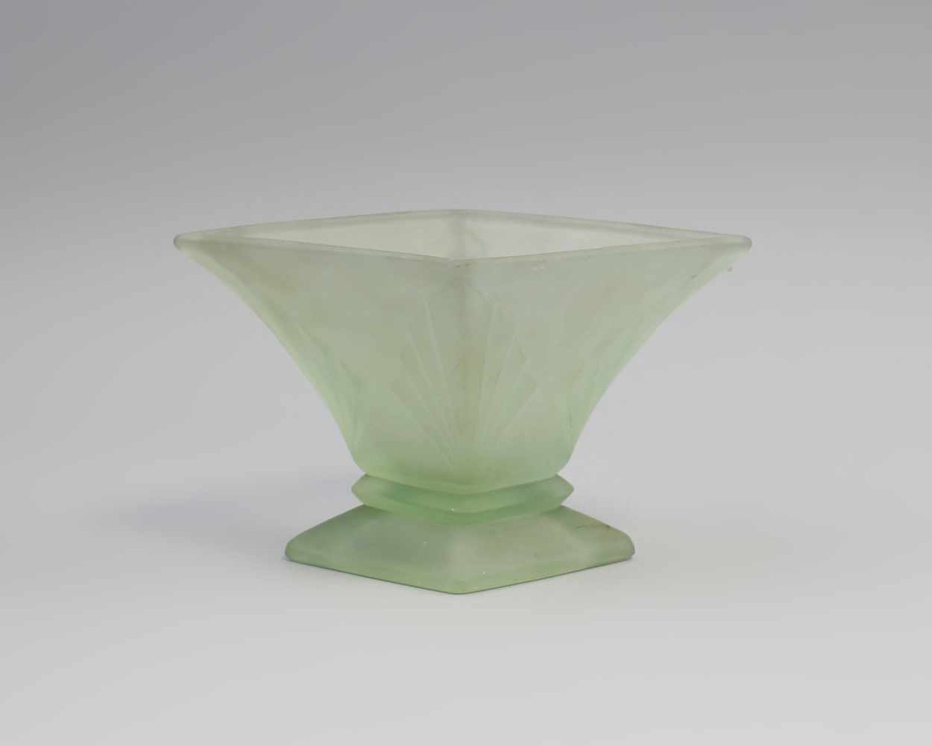 Grüne Schale Art déco um 1920, hellgrünes Glas formgepresst, Rautenform auf ausgestelltem Fuß,